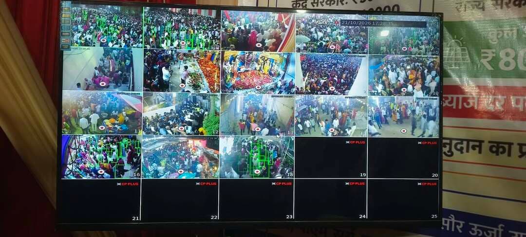 समाहरणालय, मधेपुरा
जिला सूचना एवं जनसंपर्क कार्यालय, मधेपुरा
*प्रेस विज्ञप्ति*
दिनांक: 21 अक्टूबर 2026
*रेलवे स्टेशन दुर्गा मंदिर परिसर में डीएम एवं एसपी ने किया रावण दहन, सत्य और सदाचार के मार्ग पर चलने का दिया संदेश*
*शांतिपूर्ण एवं सुरक्षित माहौल में संपन्न हुआ रावण दहन कार्यक्रम,*
*डीएम ने जिलेवासियों को दीं विजयादशमी की शुभकामनाएँ*
मधेपुरा, 21 अक्टूबर 2026। विजयादशमी के पावन अवसर पर रेलवे स्टेशन दुर्गा मंदिर परिसर में रावण दहन कार्यक्रम का भव्य आयोजन किया गया। इस अवसर पर जिला पदाधिकारी, मधेपुरा श्री अभिषेक रंजन एवं पुलिस अधीक्षक श्री संदीप सिंह ने संयुक्त रूप से रावण के पुतले का दहन किया। कार्यक्रम में बड़ी संख्या में श्रद्धालु एवं आमजन उपस्थित रहे।
रावण दहन के साथ ही परिसर में उपस्थित लोगों ने बुराई पर अच्छाई तथा असत्य पर सत्य की विजय का संदेश दिया। इस अवसर पर जिला पदाधिकारी ने जिलेवासियों को विजयादशमी की हार्दिक शुभकामनाएँ देते हुए आपसी प्रेम, भाईचारा, सामाजिक सद्भाव एवं सांप्रदायिक सौहार्द बनाए रखने की अपील की। उन्होंने पर्व-त्योहारों को पारस्परिक सहयोग, एकता और सकारात्मक सामाजिक मूल्यों को सुदृढ़ करने का अवसर बताया।
कार्यक्रम के दौरान पुलिस अधीक्षक ने बताया कि आयोजन को शांतिपूर्ण, सुरक्षित एवं सुव्यवस्थित ढंग से संपन्न कराने के लिए पर्याप्त संख्या में पुलिस बल एवं दंडाधिकारियों की प्रतिनियुक्ति की गई थी। साथ ही, किसी भी आपात स्थिति से निपटने के लिए अग्निशमन एवं चिकित्सा दल को भी आवश्यक तैयारी के साथ तैनात किया गया था।
जिला प्रशासन एवं पुलिस प्रशासन की समन्वित व्यवस्था के फलस्वरूप रावण दहन कार्यक्रम शांतिपूर्ण वातावरण में संपन्न हुआ।
इस अवसर पर अनुमंडल पदाधिकारी, अनुमंडल पुलिस पदाधिकारी, प्रखंड विकास पदाधिकारी, अंचलाधिकारी, थानाध्यक्ष, पूजा समिति के सदस्य तथा बड़ी संख्या में श्रद्धालु एवं स्थानीय नागरिक उपस्थित थे।
Information & Public Relations Department, Government of Bihar