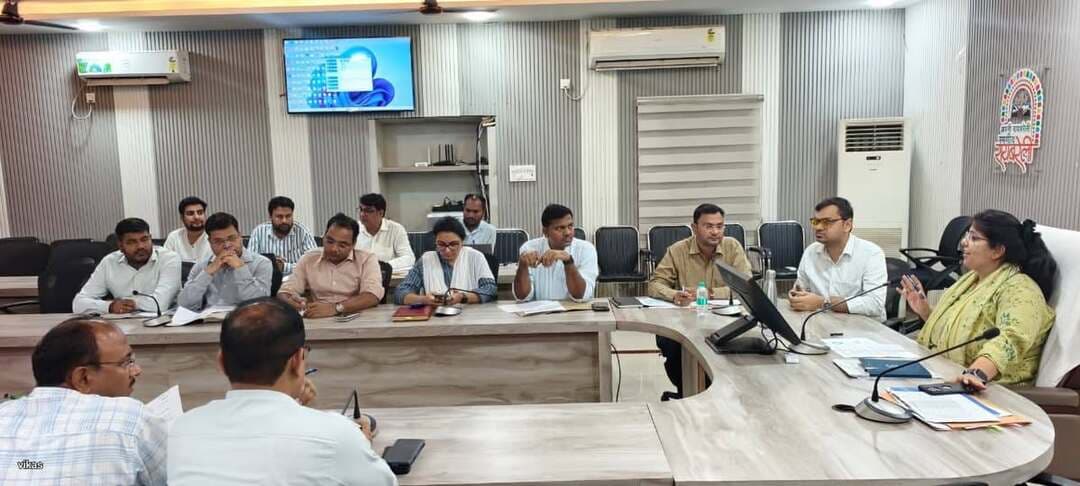 *डीएम की अध्यक्षता में जनगणना के द्वितीय चरण के प्रशिक्षण को लेकर बैठक सम्पन्न*
*रायबरेली-21 अक्टूबर 2026,*
जिलाधिकारी सरनीत कौर ब्रोका की अध्यक्षता में जनगणना के द्वितीय चरण के पूर्व आयोजित होने वाले प्रशिक्षण को लेकर एक महत्वपूर्ण समीक्षा बैठक संपन्न हुई। बैठक में आगामी जनगणना कार्य को पूरी शुचिता, समयबद्धता और कुशलता के साथ संपन्न कराने के लिए रूपरेखा तैयार की गई और संबंधित अधिकारियों को आवश्यक दिशा-निर्देश दिए गए।
बैठक के दौरान जिलाधिकारी ने निर्देश दिए कि जनगणना के द्वितीय चरण के लिए दिए जाने वाले प्रशिक्षण से पूर्व सभी आवश्यक व्यवस्थाएं समय से पूरी कर ली जाएं। उन्होंने विशेष रूप से प्रशिक्षण स्थलों का चयन, वहां बैठने की व्यवस्था, खान-पान (पेयजल व भोजन) तथा बुनियादी सुविधाओं को दुरुस्त रखने पर जोर दिया। इसके साथ ही, उन्होंने निर्देश दिया कि प्रशिक्षण में शामिल होने वाले सभी कार्मिकों की शत-प्रतिशत उपस्थिति सुनिश्चित की जाए, ताकि कोई भी कर्मी महत्वपूर्ण जानकारियों से वंचित न रहे। जिलाधिकारी ने कहा कि जनगणना एक बेहद संवेदनशील और महत्वपूर्ण राष्ट्रीय कार्य है, इसलिए प्रशिक्षण को बेहद कुशल और प्रभावी तरीके से संचालित किया जाए।
बैठक में अपर जिलाधिकारी (वित्त एवं राजस्व) / जिला जनगणना अधिकारी सहदेव मिश्र, जिला बेसिक शिक्षा अधिकारी राहुल सिंह, समस्त उपजिलाधिकारी, समस्त तहसीलदार, नगर पंचायतों के अधिशासी अधिकारी तथा समस्त खंड शिक्षा अधिकारी उपस्थित रहे।