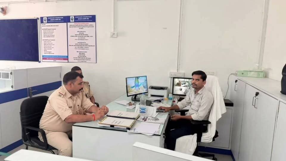बोकारो:- पुलिस अधीक्षक बोकारो के निर्देश पर रविवार को सभी एसडीपीओ, डीएसपी व थाना प्रभारी द्वारा एक साथ जिले के सभी वित्तीय संस्थानों- बैंक, एटीएम, एलआईसी इत्यादि की सुरक्षा व्यवस्था का निरीक्षण किया गया। जिसमें सीसीटीवी, अलार्म सिस्टम, सुरक्षा गार्ड व सुरक्षा के अन्य सभी पहलुओं को बारीकी से देखा गया। निरीक्षण के क्रम में सुरक्षा व्यवस्था में पाई गई छोटी - छोटी कमियों को तुरंत दुरुस्त करने का निर्देश सभी वित्तीय संस्थानों के प्रबंधक को दिया गया है। सभी वित्तीय संस्थानों के दीवार पर थाना प्रभारी, कंट्रोल रूम, फायर ब्रिगेड और डॉयल 112 नंबर को डिस्प्ले करने का निर्देश दिया गया है।
इसके अलावा संदिग्ध व्यक्तियों की सुचना थाना को देने व कैमरों की रिकॉर्डिंग कम से कम 15 दिनों तक रखने का निर्देश दिया गया है। सभी थाना प्रभारी को QR code की स्कैनिंग कर लगातार गश्ती करने व प्रबंधकों के साथ समन्वय स्थापित कर नजर रखने को कहा गया है।