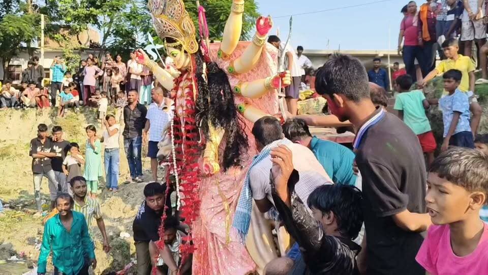 खबड़ा ब्रह्म-स्थान मे स्थापित मैया दुर्गा का विसर्जन स्थानीय पोखड़ मे किया गया, इसके साथ ही शारदीय नवरात्रि दुर्गा पूजा का उत्सव का समापन हुआ... #Muzaffarpur #news #MuzaffarpurNews #Khabra #navratri #puja #durgapuja #visarjan
