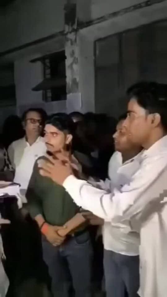 #महोबा - बीज की कथित कालाबाजारी पर विधायक बृज भूषण राजपूत सख्त , कालाबाजारी करते पाए जाने पर गोदाम प्रभारी को जड़े थप्पड़ , शोसल मीडिया में वीडियो वायरल , शिकायतों पर विधायक ने छापेमारी कर पकड़ी कथित कालाबाजारी , बीज गोदाम प्रभारी को थप्पड़ मारते विधायक का वीडियो तेजी से हो रहा वायरल , ब्रजभूषण राजपूत हैं चरखारी विधानसभा से भाजपा विद्यायक ।
#mahoba #news #kisan #charkhari