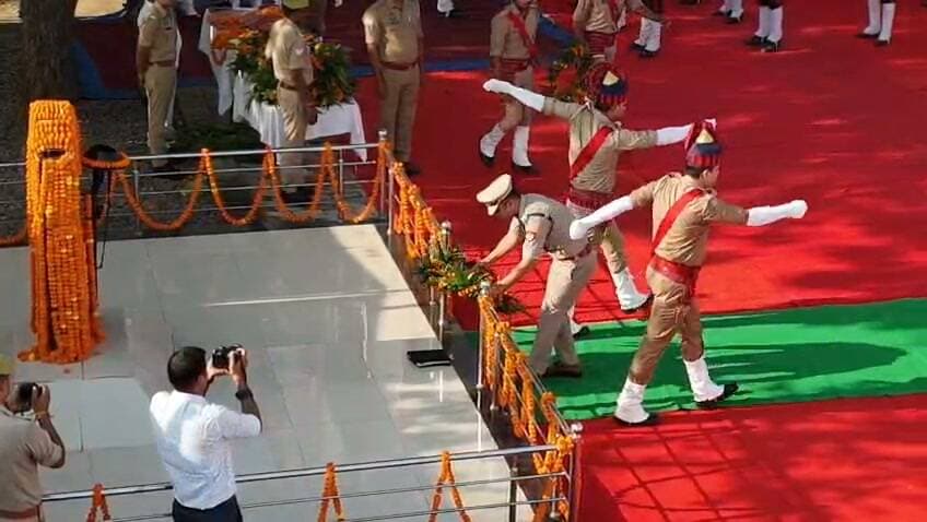 पुलिस स्मृति दिवस पर फतेहपुर में शहीद जवानों को श्रद्धांजलि
एसपी अभिमन्यु मांगलिक समेत पुलिस और पीएसी के अधिकारियों ने अर्पित किए श्रद्धा-सुमन
कर्तव्य निभाते हुए प्राण न्योछावर करने वाले वीर जवानों को किया नमन, रिजर्व पुलिस लाइन में हुआ कार्यक्रम
फतेहपुर | 21 अक्टूबर 2026 | ND NEWS | दैनिक निष्पक्ष धारा
उत्तर प्रदेश के फतेहपुर जनपद में पुलिस स्मृति दिवस के अवसर पर देश और समाज की सुरक्षा के लिए अपने कर्तव्यों का निर्वहन करते हुए प्राणों की आहुति देने वाले वीर पुलिस जवानों को भावभीनी श्रद्धांजलि अर्पित की गई। रिजर्व पुलिस लाइन स्थित शहीद स्मारक स्थल पर आयोजित कार्यक्रम में पुलिस अधीक्षक अभिमन्यु मांगलिक समेत पुलिस और पीएसी के वरिष्ठ अधिकारियों ने शहीदों को याद कर श्रद्धा-सुमन अर्पित किए।
शहीद स्मारक पर अधिकारियों ने किया नमन
पुलिस विभाग की ओर से जारी प्रेस नोट के अनुसार, 21 अक्टूबर 2026 को आयोजित कार्यक्रम में पुलिस अधीक्षक फतेहपुर अभिमन्यु मांगलिक, 12वीं वाहिनी पीएसी फतेहपुर के सेनानायक एवं उप सेनानायक, अपर पुलिस अधीक्षक, समस्त क्षेत्राधिकारी और अन्य अधिकारी-कर्मचारी मौजूद रहे।
सभी अधिकारियों और कर्मचारियों ने शहीद स्मारक स्थल पर पहुंचकर देश की सुरक्षा, कानून-व्यवस्था और नागरिकों की रक्षा के लिए सर्वोच्च बलिदान देने वाले पुलिस जवानों को श्रद्धांजलि दी। इस अवसर पर शहीदों के अदम्य साहस, कर्तव्यनिष्ठा और समर्पण को स्मरण किया गया।
कर्तव्य और साहस की मिसाल हैं वीर शहीद
पुलिस स्मृति दिवस उन पुलिसकर्मियों के बलिदान को याद करने का अवसर है, जिन्होंने कर्तव्य पालन के दौरान अपने प्राणों की परवाह किए बिना देश और समाज की सुरक्षा को प्राथमिकता दी। उनका समर्पण पुलिस बल के प्रत्येक सदस्य के लिए प्रेरणा का स्रोत है।
पुलिसकर्मियों की जिम्मेदारी केवल अपराध नियंत्रण तक सीमित नहीं है, बल्कि आपात परिस्थितियों में नागरिकों की सहायता, कानून-व्यवस्था बनाए रखने और आमजन में सुरक्षा का विश्वास कायम करना भी इसका महत्वपूर्ण हिस्सा है। ऐसे में शहीद जवानों का बलिदान कर्तव्य के प्रति निष्ठा और सेवा भावना का संदेश देता है।
शहीदों के सम्मान के साथ सुरक्षा का संकल्प
पुलिस स्मृति दिवस का संदेश है कि शहीदों के योगदान को केवल औपचारिक श्रद्धांजलि तक सीमित न रखा जाए, बल्कि उनके आदर्शों को कार्यशैली में भी अपनाया जाए। जनता की सुरक्षा, निष्पक्ष कार्रवाई और कानून का पालन पुलिस व्यवस्था की प्राथमिकता बने रहना चाहिए।
एनडी न्यूज़ की अपील: नागरिक पुलिसकर्मियों के कर्तव्य और बलिदान का सम्मान करें तथा कानून-व्यवस्था बनाए रखने में प्रशासन का सहयोग करें। पुलिस विभाग से भी अपेक्षा है कि शहीदों की प्रेरणा को आगे बढ़ाते हुए आमजन की शिकायतों पर संवेदनशीलता, निष्पक्षता और समयबद्ध कार्रवाई सुनिश्चित करे।
👇👇
@dgpup
@RSSorg
@UPGovt
@wpl1090
@RSSgeet
@Uppolice
@MIB_India
@PMOIndia
@HMOIndia
@abmanglik
@VHPDigital
@igrangealld
@myogioffice
@InfoDeptUP
@dmfatehpur
@sdmsadarftp
@CMOfficeUP
@CMOUP_RC
@UPPRD1948
@ChiefSecyUP
@ChiefSecyUP
@MahantYogiG
@FatehpurSdm
@fatehpurpolice
@BajrangDalOrg
@rashtrapatibhvn
@UPMahilaKalyan
@112UttarPradesh
@myogiadityanath
@CommissionerPrg
@ADGZonPrayagraj
👇👇
#NDNews #दैनिकनिष्पक्षधारा #FatehpurPolice #AbhimanyuManglik #पुलिसस्मृतिदिवस #शहीदपुलिसकर्मी #UPPolice #PoliceMartyrs #FatehpurNews
👇👇
🟥 ND NEWS | दैनिक निष्पक्ष धारा
मुख्य संपादक/संस्थापक: राजन सिंह हाड़ा
सह-संपादक: शालिनी सिंह भदौरिया
रिपोर्ट: फतेहपुर जिला ब्यूरो
📅 दिनांक: 22 अक्टूबर 2026
📍 फतेहपुर: 1/1, अटल बिहारी चौराहा, नियर वर्मा चौराहा, UP–212601
📍 लखनऊ: विधानसभा रोड, बर्लिंगटन चौराहा, UP–226001
📍 दिल्ली: U158, विकास मार्ग, लक्ष्मी नगर, दिल्ली–110092
📧 ndnewschannel@gmail.com
📞 9696119696
संकल्प: निष्पक्ष पत्रकारिता, जनहित सर्वोपरि।