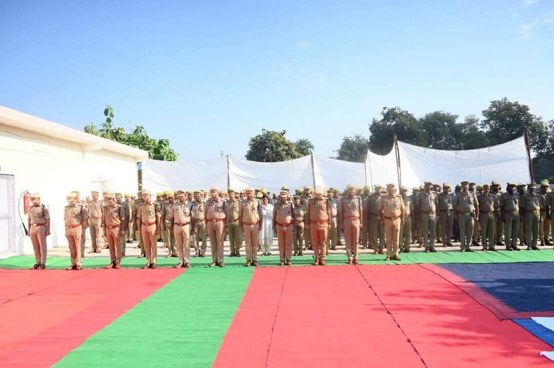 पुलिस स्मृति दिवस पर फतेहपुर में शहीद जवानों को श्रद्धांजलि
एसपी अभिमन्यु मांगलिक समेत पुलिस और पीएसी के अधिकारियों ने अर्पित किए श्रद्धा-सुमन
कर्तव्य निभाते हुए प्राण न्योछावर करने वाले वीर जवानों को किया नमन, रिजर्व पुलिस लाइन में हुआ कार्यक्रम
फतेहपुर | 21 अक्टूबर 2026 | ND NEWS | दैनिक निष्पक्ष धारा
उत्तर प्रदेश के फतेहपुर जनपद में पुलिस स्मृति दिवस के अवसर पर देश और समाज की सुरक्षा के लिए अपने कर्तव्यों का निर्वहन करते हुए प्राणों की आहुति देने वाले वीर पुलिस जवानों को भावभीनी श्रद्धांजलि अर्पित की गई। रिजर्व पुलिस लाइन स्थित शहीद स्मारक स्थल पर आयोजित कार्यक्रम में पुलिस अधीक्षक अभिमन्यु मांगलिक समेत पुलिस और पीएसी के वरिष्ठ अधिकारियों ने शहीदों को याद कर श्रद्धा-सुमन अर्पित किए।
शहीद स्मारक पर अधिकारियों ने किया नमन
पुलिस विभाग की ओर से जारी प्रेस नोट के अनुसार, 21 अक्टूबर 2026 को आयोजित कार्यक्रम में पुलिस अधीक्षक फतेहपुर अभिमन्यु मांगलिक, 12वीं वाहिनी पीएसी फतेहपुर के सेनानायक एवं उप सेनानायक, अपर पुलिस अधीक्षक, समस्त क्षेत्राधिकारी और अन्य अधिकारी-कर्मचारी मौजूद रहे।
सभी अधिकारियों और कर्मचारियों ने शहीद स्मारक स्थल पर पहुंचकर देश की सुरक्षा, कानून-व्यवस्था और नागरिकों की रक्षा के लिए सर्वोच्च बलिदान देने वाले पुलिस जवानों को श्रद्धांजलि दी। इस अवसर पर शहीदों के अदम्य साहस, कर्तव्यनिष्ठा और समर्पण को स्मरण किया गया।
कर्तव्य और साहस की मिसाल हैं वीर शहीद
पुलिस स्मृति दिवस उन पुलिसकर्मियों के बलिदान को याद करने का अवसर है, जिन्होंने कर्तव्य पालन के दौरान अपने प्राणों की परवाह किए बिना देश और समाज की सुरक्षा को प्राथमिकता दी। उनका समर्पण पुलिस बल के प्रत्येक सदस्य के लिए प्रेरणा का स्रोत है।
पुलिसकर्मियों की जिम्मेदारी केवल अपराध नियंत्रण तक सीमित नहीं है, बल्कि आपात परिस्थितियों में नागरिकों की सहायता, कानून-व्यवस्था बनाए रखने और आमजन में सुरक्षा का विश्वास कायम करना भी इसका महत्वपूर्ण हिस्सा है। ऐसे में शहीद जवानों का बलिदान कर्तव्य के प्रति निष्ठा और सेवा भावना का संदेश देता है।
शहीदों के सम्मान के साथ सुरक्षा का संकल्प
पुलिस स्मृति दिवस का संदेश है कि शहीदों के योगदान को केवल औपचारिक श्रद्धांजलि तक सीमित न रखा जाए, बल्कि उनके आदर्शों को कार्यशैली में भी अपनाया जाए। जनता की सुरक्षा, निष्पक्ष कार्रवाई और कानून का पालन पुलिस व्यवस्था की प्राथमिकता बने रहना चाहिए।
एनडी न्यूज़ की अपील: नागरिक पुलिसकर्मियों के कर्तव्य और बलिदान का सम्मान करें तथा कानून-व्यवस्था बनाए रखने में प्रशासन का सहयोग करें। पुलिस विभाग से भी अपेक्षा है कि शहीदों की प्रेरणा को आगे बढ़ाते हुए आमजन की शिकायतों पर संवेदनशीलता, निष्पक्षता और समयबद्ध कार्रवाई सुनिश्चित करे।
👇👇
@dgpup
@RSSorg
@UPGovt
@wpl1090
@RSSgeet
@Uppolice
@MIB_India
@PMOIndia
@HMOIndia
@abmanglik
@VHPDigital
@igrangealld
@myogioffice
@InfoDeptUP
@dmfatehpur
@sdmsadarftp
@CMOfficeUP
@CMOUP_RC
@UPPRD1948
@ChiefSecyUP
@ChiefSecyUP
@MahantYogiG
@FatehpurSdm
@fatehpurpolice
@BajrangDalOrg
@rashtrapatibhvn
@UPMahilaKalyan
@112UttarPradesh
@myogiadityanath
@CommissionerPrg
@ADGZonPrayagraj
👇👇
#NDNews #दैनिकनिष्पक्षधारा #FatehpurPolice #AbhimanyuManglik #पुलिसस्मृतिदिवस #शहीदपुलिसकर्मी #UPPolice #PoliceMartyrs #FatehpurNews
👇👇
🟥 ND NEWS | दैनिक निष्पक्ष धारा
मुख्य संपादक/संस्थापक: राजन सिंह हाड़ा
सह-संपादक: शालिनी सिंह भदौरिया
रिपोर्ट: फतेहपुर जिला ब्यूरो
📅 दिनांक: 22 अक्टूबर 2026
📍 फतेहपुर: 1/1, अटल बिहारी चौराहा, नियर वर्मा चौराहा, UP–212601
📍 लखनऊ: विधानसभा रोड, बर्लिंगटन चौराहा, UP–226001
📍 दिल्ली: U158, विकास मार्ग, लक्ष्मी नगर, दिल्ली–110092
📧 ndnewschannel@gmail.com
📞 9696119696
संकल्प: निष्पक्ष पत्रकारिता, जनहित सर्वोपरि।