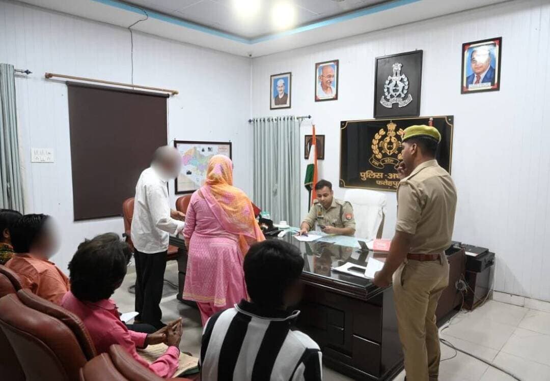 फतेहपुर में जनता की समस्याओं को लेकर सक्रिय एसपी अभिमन्यु मांगलिक, जनसुनवाई में पहुंच रहे फरियादी
पुलिस अधीक्षक ने सुनीं लोगों की शिकायतें, गुणवत्तापूर्ण और समयबद्ध निस्तारण के दिए निर्देश
जनता दरबार से मजबूत हो रहा भरोसा, न्याय की उम्मीद लेकर रोजाना पुलिस कार्यालय पहुंच रहे लोग
फतेहपुर | 22 अक्टूबर 2026 | ND NEWS | दैनिक निष्पक्ष धारा
उत्तर प्रदेश के फतेहपुर जनपद में पुलिस अधीक्षक अभिमन्यु मांगलिक के नेतृत्व में जनसमस्याओं की सुनवाई और उनके समयबद्ध निस्तारण पर जोर दिया जा रहा है। पुलिस कार्यालय में आयोजित जनसुनवाई के दौरान फरियादी अपनी शिकायतें लेकर पहुंच रहे हैं। पुलिस अधीक्षक शिकायतों को सुनकर संबंधित अधिकारियों को गुणवत्तापूर्ण और नियमानुसार निस्तारण सुनिश्चित करने के निर्देश दे रहे हैं। जनसुनवाई की यह प्रक्रिया उन लोगों के लिए उम्मीद का माध्यम बन रही है, जो अपनी समस्याओं के समाधान की अपेक्षा लेकर पुलिस प्रशासन तक पहुंचते हैं।
जनता की शिकायतों पर कार्रवाई के निर्देश
पुलिस विभाग की ओर से जारी प्रेस नोट के अनुसार, 21 अक्टूबर 2026 को पुलिस अधीक्षक अभिमन्यु मांगलिक ने पुलिस कार्यालय में लोगों की समस्याएं सुनीं। इस दौरान उन्होंने संबंधित अधिकारियों को शिकायतों का गुणवत्तापूर्ण एवं समयबद्ध निस्तारण करने के निर्देश दिए।
जनसुनवाई का उद्देश्य केवल शिकायतें सुनना ही नहीं, बल्कि संबंधित प्रकरणों में तथ्यों की जांच कर नियमानुसार कार्रवाई सुनिश्चित करना भी है। भूमि विवाद, आपसी विवाद, उत्पीड़न और अन्य पुलिस संबंधी शिकायतों में निष्पक्ष सुनवाई तथा उचित कार्रवाई से आम नागरिकों का प्रशासन पर विश्वास मजबूत हो सकता है।
जनता दरबार से लोगों को न्याय की उम्मीद
स्थानीय स्तर पर पुलिस अधीक्षक कार्यालय में अपनी समस्याएं लेकर पहुंचने वाले फरियादियों के बीच जनसुनवाई को लेकर उम्मीद देखी जा रही है। लोगों को भरोसा है कि उनकी बात वरिष्ठ अधिकारी तक पहुंचेगी और शिकायत पर उचित कार्रवाई के लिए संबंधित विभाग को निर्देश मिलेंगे।
हालांकि, किसी भी शिकायत का वास्तविक समाधान जांच, उपलब्ध साक्ष्यों और संबंधित अधिकारियों की कार्रवाई पर निर्भर करता है। ऐसे में शिकायतकर्ता को कार्रवाई की स्थिति से अवगत कराना और निर्धारित समय में निस्तारण सुनिश्चित करना भी महत्वपूर्ण है।
जवाबदेह पुलिस व्यवस्था से मजबूत होगा विश्वास
जनता की समस्याओं को सुनना और उनका निष्पक्ष समाधान करना पुलिस प्रशासन की महत्वपूर्ण जिम्मेदारी है। वरिष्ठ अधिकारियों की सीधी जनसुनवाई से शिकायतों की निगरानी बेहतर हो सकती है और फरियादियों को अपनी बात रखने का अवसर मिलता है।
एनडी न्यूज़ की अपील: पुलिस प्रशासन से आग्रह है कि जनसुनवाई में प्राप्त प्रत्येक शिकायत की निष्पक्ष जांच कर समयबद्ध कार्रवाई सुनिश्चित की जाए। आम नागरिक भी अपनी शिकायत के समर्थन में उपलब्ध दस्तावेज और साक्ष्य प्रस्तुत करें तथा कार्रवाई की स्थिति की जानकारी लेते रहें। जनहित में पारदर्शिता, संवेदनशीलता और जवाबदेही ही जनता का भरोसा मजबूत करने का आधार हैं।
👇👇
#NDNews #दैनिकनिष्पक्षधारा #FatehpurPolice #AbhimanyuManglik #जनसुनवाई #उत्तरप्रदेशपुलिस #जनसमस्याएं #PolicePublicHearing #FatehpurNews
👇👇
@dgpup
@RSSorg
@UPGovt
@wpl1090
@RSSgeet
@Uppolice
@MIB_India
@PMOIndia
@HMOIndia
@abmanglik
@VHPDigital
@igrangealld
@myogioffice
@InfoDeptUP
@dmfatehpur
@sdmsadarftp
@CMOfficeUP
@CMOUP_RC
@UPPRD1948
@ChiefSecyUP
@ChiefSecyUP
@MahantYogiG
@FatehpurSdm
@fatehpurpolice
@BajrangDalOrg
@rashtrapatibhvn
@UPMahilaKalyan
@112UttarPradesh
@myogiadityanath
@CommissionerPrg
@ADGZonPrayagraj
👇👇
🟥 ND NEWS | दैनिक निष्पक्ष धारा
मुख्य संपादक/संस्थापक: राजन सिंह हाड़ा
सह-संपादक: शालिनी सिंह भदौरिया
रिपोर्ट: फतेहपुर जिला ब्यूरो
📅 दिनांक: 22 अक्टूबर 2026
📍 फतेहपुर: 1/1, अटल बिहारी चौराहा, नियर वर्मा चौराहा, UP–212601
📍 लखनऊ: विधानसभा रोड, बर्लिंगटन चौराहा, UP–226001
📍 दिल्ली: U158, विकास मार्ग, लक्ष्मी नगर, दिल्ली–110092
📧 ndnewschannel@gmail.com
📞 9696119696
संकल्प: निष्पक्ष पत्रकारिता, जनहित सर्वोपरि।