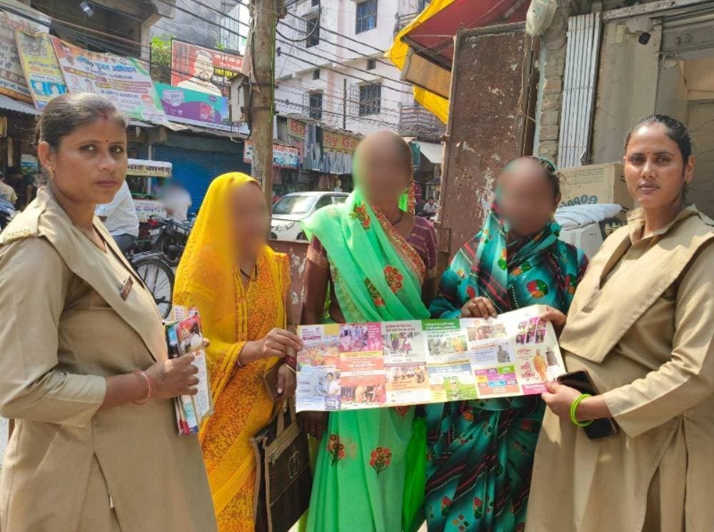 फतेहपुर में मिशन शक्ति फेज-6.0 के तहत महिलाओं और बालिकाओं को किया गया जागरूक
महिला सुरक्षा, सम्मान और स्वावलंबन पर पुलिस का जोर, ग्राम चौपाल लगाकर सुनी गईं समस्याएं
1090, 112 और 1930 हेल्पलाइन की दी गई जानकारी, पुलिस अधीक्षक अभिमन्यु मांगलिक के निर्देशन में चला अभियान
फतेहपुर | 21 अक्टूबर 2026 | ND NEWS | दैनिक निष्पक्ष धारा
उत्तर प्रदेश के फतेहपुर जनपद में महिलाओं और बालिकाओं की सुरक्षा, सम्मान एवं स्वावलंबन को बढ़ावा देने के उद्देश्य से मिशन शक्ति फेज-6.0 अभियान के तहत जागरूकता कार्यक्रम आयोजित किए गए। पुलिस अधीक्षक अभिमन्यु मांगलिक के निर्देशन में जिले के सभी थानों की मिशन शक्ति और एंटी रोमियो टीमों ने बाजारों, सार्वजनिक स्थलों तथा ग्रामीण क्षेत्रों में पहुंचकर महिलाओं, बालिकाओं और आमजन को उनके अधिकारों और सुरक्षा से संबंधित महत्वपूर्ण जानकारियां दीं। इस दौरान ग्राम चौपाल के माध्यम से ग्रामीणों से संवाद कर उनकी समस्याओं के त्वरित एवं विधिसम्मत निस्तारण के प्रति भी जागरूक किया गया।
महिला सुरक्षा और अधिकारों पर विशेष जोर
पुलिस प्रशासन की ओर से संचालित इस अभियान का उद्देश्य महिलाओं के प्रति अपराधों की रोकथाम, महिला सुरक्षा व्यवस्था को प्रभावी बनाना और जरूरत पड़ने पर सहायता प्राप्त करने के लिए लोगों को जागरूक करना है। अभियान के अंतर्गत पुलिस टीमों ने महिलाओं और बालिकाओं को उनके अधिकारों, आत्मरक्षा के उपायों तथा किसी भी प्रकार की परेशानी होने पर पुलिस से संपर्क करने के तरीकों की जानकारी दी।
पुलिसकर्मियों ने आमजन को समझाया कि महिलाओं के साथ होने वाले अपराधों और उत्पीड़न के मामलों में चुप रहने के बजाय संबंधित हेल्पलाइन या पुलिस की सहायता लेनी चाहिए। जागरूकता कार्यक्रमों के जरिए महिलाओं को अपने अधिकारों के प्रति सजग रहने और जरूरत पड़ने पर समय रहते शिकायत दर्ज कराने के लिए प्रेरित किया गया।
हेल्पलाइन नंबरों की दी गई जानकारी
कार्यक्रमों के दौरान महिलाओं, बालिकाओं और आम नागरिकों को विभिन्न आपातकालीन सेवाओं के नंबर बताए गए। इनमें महिला हेल्पलाइन 1090, आपातकालीन पुलिस सहायता 112, चिकित्सा सहायता 108, बाल सहायता हेल्पलाइन 1098 और साइबर अपराध हेल्पलाइन 1930 शामिल हैं। साइबर अपराध से संबंधित शिकायतों के लिए आधिकारिक पोर्टल cybercrime.gov.in की जानकारी भी दी गई।
पुलिस टीमों ने लोगों से अपील की कि किसी भी आपात स्थिति में संबंधित हेल्पलाइन का उपयोग करें और साइबर ठगी का शिकार होने पर तत्काल शिकायत दर्ज कराएं। समय पर सूचना मिलने से सहायता और आवश्यक कार्रवाई में तेजी लाने में मदद मिल सकती है।
जागरूक समाज से ही मजबूत होगी सुरक्षा व्यवस्था
मिशन शक्ति अभियान का प्रभावी क्रियान्वयन केवल पुलिस की जिम्मेदारी नहीं, बल्कि समाज की सहभागिता भी इसमें महत्वपूर्ण भूमिका निभाती है। महिलाओं और बालिकाओं को सुरक्षित वातावरण उपलब्ध कराने के लिए परिवार, विद्यालय, सामाजिक संगठनों और स्थानीय नागरिकों का सहयोग आवश्यक है।
एनडी न्यूज़ की अपील: महिलाओं और बालिकाओं की सुरक्षा को सामाजिक जिम्मेदारी समझें। किसी भी प्रकार के उत्पीड़न, छेड़छाड़ या साइबर अपराध की जानकारी मिलने पर संबंधित अधिकारियों को सूचित करें। प्रशासन से भी अपील है कि जागरूकता कार्यक्रमों को निरंतर जारी रखते हुए शिकायतों पर समयबद्ध कार्रवाई सुनिश्चित की जाए।
संपर्क एवं सहायता: महिला हेल्पलाइन 1090 | आपातकालीन सेवा 112 | बाल सहायता 1098 | साइबर हेल्पलाइन 1930
👇👇
#NDNews #दैनिकनिष्पक्षधारा #FatehpurPolice #MissionShakti #MissionShaktiPhase60 #AbhimanyuManglik #WomenSafety #महिलासुरक्षा #नारीसम्मान #UPPolice
👇👇
@dgpup
@RSSorg
@UPGovt
@wpl1090
@RSSgeet
@Uppolice
@MIB_India
@PMOIndia
@HMOIndia
@abmanglik
@VHPDigital
@igrangealld
@myogioffice
@InfoDeptUP
@dmfatehpur
@sdmsadarftp
@CMOfficeUP
@CMOUP_RC
@UPPRD1948
@ChiefSecyUP
@ChiefSecyUP
@MahantYogiG
@FatehpurSdm
@fatehpurpolice
@BajrangDalOrg
@rashtrapatibhvn
@UPMahilaKalyan
@112UttarPradesh
@myogiadityanath
@CommissionerPrg
@ADGZonPrayagraj
👇👇
🟥 ND NEWS | दैनिक निष्पक्ष धारा
मुख्य संपादक/संस्थापक: राजन सिंह हाड़ा
सह-संपादक: शालिनी सिंह भदौरिया
रिपोर्ट: फतेहपुर जिला ब्यूरो
📅 दिनांक: 21 अक्टूबर 2026
📍 फतेहपुर: 1/1, अटल बिहारी चौराहा, नियर वर्मा चौराहा, UP–212601
📍 लखनऊ: विधानसभा रोड, बर्लिंगटन चौराहा, UP–226001
📍 दिल्ली: U158, विकास मार्ग, लक्ष्मी नगर, दिल्ली–110092
📧 ndnewschannel@gmail.com
📞 9696119696
संकल्प: निष्पक्ष पत्रकारिता, जनहित सर्वोपरि।