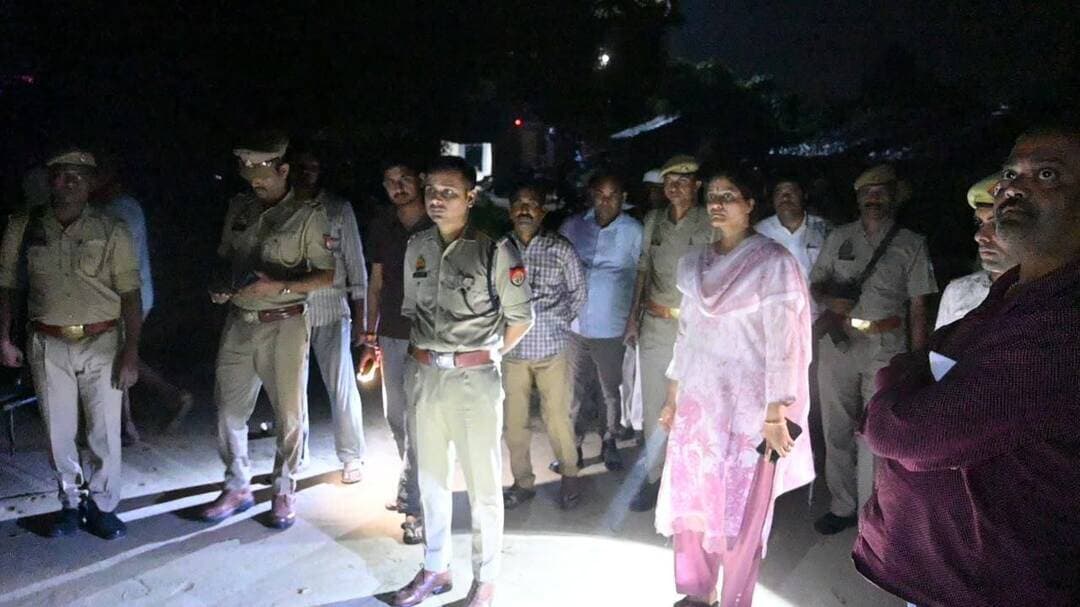 गंगा में डूबे दो किशोरों की तलाश जारी, डीएम-एसपी ने पीड़ित परिवार से की मुलाकात
आलमपुर नरही पहुंचे जिलाधिकारी निधि गुप्ता वत्स और एसपी अभिमन्यु मांगलिक, परिजनों को दिया हरसंभव मदद का भरोसा
एसडीआरएफ, पुलिस और स्थानीय गोताखोरों की टीमें तलाश में जुटीं, परिवार को बच्चों के मिलने की उम्मीद
फतेहपुर | 21 अक्टूबर 2026 | ND NEWS | दैनिक निष्पक्ष धारा
उत्तर प्रदेश के फतेहपुर जनपद में हुसैनगंज थाना क्षेत्र के आलमपुर नरही गांव के दो किशोरों के गंगा नदी में डूबने के बाद तलाश अभियान लगातार जारी है। घटना की गंभीरता को देखते हुए जिलाधिकारी श्रीमती निधि गुप्ता वत्स और पुलिस अधीक्षक श्री अभिमन्यु मांगलिक बुधवार को पीड़ित परिवारों से मिलने गांव पहुंचे। दोनों अधिकारियों ने परिजनों को ढांढस बंधाया और बच्चों की तलाश के लिए हरसंभव प्रयास किए जाने का भरोसा दिलाया। प्रशासन की ओर से परिवार को नियमानुसार सहायता उपलब्ध कराने का भी आश्वासन दिया गया है।
गहरे पानी में डूबे दोनों किशोर, तलाश में जुटीं टीमें
प्राप्त जानकारी के अनुसार, आलमपुर नरही गांव निवासी गजराज उर्फ गज्जू पुत्र पप्पू सेंगर, उम्र करीब 14 वर्ष, और पुष्पेंद्र पुत्र कल्लू पाल, उम्र करीब 15 वर्ष, गंगा नदी में स्नान करने गए थे। इसी दौरान दोनों किशोर गहरे पानी में चले गए और डूब गए। घटना की सूचना मिलने के बाद परिवार और ग्रामीणों में चिंता का माहौल बन गया।
सूचना मिलते ही स्थानीय पुलिस और गोताखोरों की मदद से तलाश अभियान शुरू कराया गया। बच्चों का पता लगाने के लिए अब एसडीआरएफ, पुलिस प्रशासन, राजस्व विभाग और स्थानीय गोताखोरों की टीमें लगातार प्रयास कर रही हैं।
डीएम और एसपी ने परिवार को दिया भरोसा
बुधवार को गांव पहुंचे जिलाधिकारी निधि गुप्ता वत्स और पुलिस अधीक्षक अभिमन्यु मांगलिक ने पीड़ित परिवारों से मुलाकात कर उनकी पीड़ा सुनी। अधिकारियों ने परिजनों को आश्वस्त किया कि बच्चों की तलाश के लिए उपलब्ध संसाधनों के माध्यम से हरसंभव प्रयास किए जा रहे हैं। साथ ही, परिवार को शासन के नियमों के अनुसार अनुमन्य सहायता उपलब्ध कराने का भरोसा भी दिया गया।
प्रशासन की ओर से बताया गया कि तलाश अभियान को गंभीरता से जारी रखा गया है। फिलहाल दोनों किशोरों के मिलने की आधिकारिक पुष्टि नहीं हुई है और परिवार उनकी सुरक्षित बरामदगी की उम्मीद लगाए हुए है।
नदी किनारे सावधानी बरतने की अपील
गंगा जैसी नदियों में पानी की गहराई और तेज बहाव का अनुमान लगाना कठिन हो सकता है। ऐसे में बच्चों को अकेले नदी में स्नान करने से रोकना और सुरक्षित स्थानों पर ही नहाने देना बेहद जरूरी है। प्रशासन से भी अपील है कि संवेदनशील घाटों पर निगरानी, चेतावनी संकेत और आवश्यक सुरक्षा व्यवस्था सुनिश्चित की जाए।
एनडी न्यूज़ की अपील: दोनों किशोरों की तलाश में जुटी टीमों को आवश्यक सहयोग दें और किसी भी अपुष्ट सूचना को साझा करने से बचें। हमारी संवेदनाएं पीड़ित परिवारों के साथ हैं। उम्मीद है कि संबंधित टीमें जल्द से जल्द बच्चों का पता लगाने में सफल होंगी।
👇👇👇
#NDNews #दैनिकनिष्पक्षधारा #FatehpurNews #Hussainganj #GangaRiver #SDRF #DMFatehpur #SPFatehpur #NidhiGuptaVats #AbhimanyuManglik #जनसुरक्षा
👇👇
@dgpup
@RSSorg
@UPGovt
@wpl1090
@RSSgeet
@Uppolice
@MIB_India
@PMOIndia
@HMOIndia
@abmanglik
@VHPDigital
@igrangealld
@myogioffice
@InfoDeptUP
@dmfatehpur
@sdmsadarftp
@CMOfficeUP
@CMOUP_RC
@UPPRD1948
@ChiefSecyUP
@ChiefSecyUP
@MahantYogiG
@FatehpurSdm
@fatehpurpolice
@BajrangDalOrg
@rashtrapatibhvn
@UPMahilaKalyan
@112UttarPradesh
@myogiadityanath
@CommissionerPrg
@ADGZonPrayagraj
👇👇👇
🟥 ND NEWS | दैनिक निष्पक्ष धारा
मुख्य संपादक/संस्थापक: राजन सिंह हाड़ा
सह-संपादक: शालिनी सिंह भदौरिया
रिपोर्ट: संबंधित जिला ब्यूरो
📅 दिनांक: 21 अक्टूबर 2026
📍 फतेहपुर: 1/1, अटल बिहारी चौराहा, नियर वर्मा चौराहा, UP–212601
📍 लखनऊ: विधानसभा रोड, बर्लिंगटन चौराहा, UP–226001
📍 दिल्ली: U158, विकास मार्ग, लक्ष्मी नगर, दिल्ली–110092
📧 ndnewschannel@gmail.com
📞 9696119696
संकल्प: निष्पक्ष पत्रकारिता, जनहित सर्वोपरि।