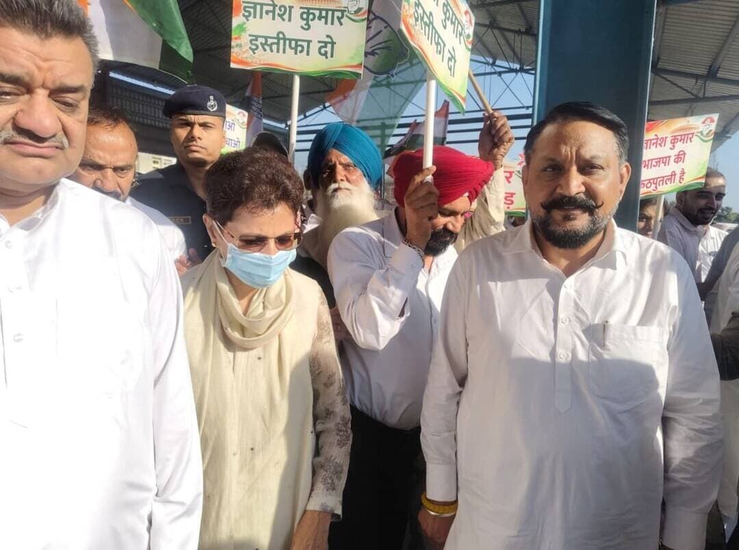 कालका में ‘वोट चोर, गद्दी छोड़’ पैदल मार्च में शामिल हुए विक्रम सैनी, लोकतंत्र और संविधान की रक्षा का लिया संकल्प
कालका। (राष्ट्रीय कदम) ब्यूरो: कालका विधानसभा क्षेत्र में पूर्व विधायक प्रदीप चौधरी के नेतृत्व में आयोजित ‘वोट चोर, गद्दी छोड़’ पैदल मार्च में रादौर हलके के विक्रम सैनी अपने साथियों सहित शामिल हुए। इस दौरान उन्होंने लोकतांत्रिक मूल्यों, संवैधानिक अधिकारों और जनभावनाओं से जुड़े मुद्दों पर अपनी सहभागिता दर्ज कराई।
मार्च में मुख्य अतिथि के रूप में सिरसा की सांसद एवं कांग्रेस की राष्ट्रीय महासचिव कुमारी सैलजा तथा हरियाणा के पूर्व उपमुख्यमंत्री चंद्रमोहन मौजूद रहे। कांग्रेस नेताओं और कार्यकर्ताओं ने मार्च के माध्यम से लोकतंत्र की मजबूती, जनहित के मुद्दों और जनता की आवाज को प्रमुखता से उठाने का संदेश दिया।
इस अवसर पर विक्रम सैनी ने कहा कि लोकतांत्रिक मूल्यों, जनाधिकारों और संविधान की रक्षा के लिए सभी को अपनी जिम्मेदारी निभानी चाहिए। उन्होंने मार्च में शामिल सभी साथियों का आभार जताते हुए जनहित के मुद्दों को लेकर अपनी प्रतिबद्धता दोहराई।
पैदल मार्च के दौरान लोकतांत्रिक व्यवस्था को मजबूत करने और जनता के अधिकारों की आवाज बुलंद करने का संकल्प व्यक्त किया गया।