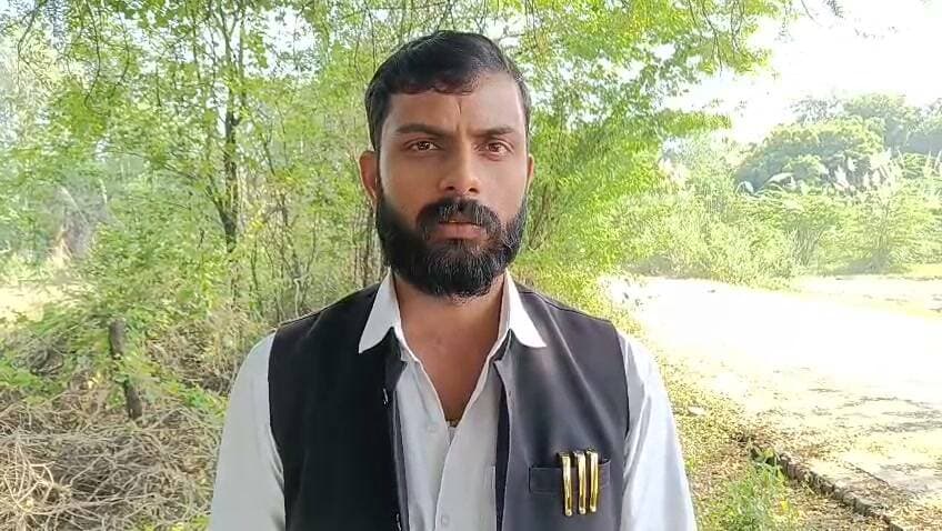 फतेहपुर में बाबा साहब आंबेडकर की प्रतिमा खंडित, मलवां पुलिस ने दर्ज किया मुकदमा
गोपालपुर अंढेना गांव में घटना से नाराजगी, अज्ञात के खिलाफ जांच शुरू
भीम आर्मी ने दी बड़े आंदोलन की चेतावनी, आरोपियों की गिरफ्तारी की मांग
फतेहपुर | 21 अक्टूबर 2026 | ND NEWS | दैनिक निष्पक्ष धारा
उत्तर प्रदेश के फतेहपुर जनपद के मलवां थाना क्षेत्र के गोपालपुर अंढेना गांव में संविधान निर्माता डॉ. भीमराव आंबेडकर की प्रतिमा खंडित किए जाने का मामला सामने आया है। घटना की सूचना मिलते ही पुलिस मौके पर पहुंची और जांच-पड़ताल शुरू कर दी। पुलिस ने शिकायत के आधार पर अज्ञात आरोपियों के खिलाफ मुकदमा दर्ज कर मामले की विवेचना शुरू कर दी है। घटना के बाद क्षेत्र में नाराजगी का माहौल है। वहीं, भीम आर्मी के मंडल संयोजक एडवोकेट उपेंद्र कुमार ने दोषियों के खिलाफ कार्रवाई नहीं होने पर बड़े आंदोलन की चेतावनी दी है।
सूचना मिलते ही मौके पर पहुंची पुलिस
प्राप्त जानकारी के अनुसार, गोपालपुर अंढेना गांव में बाबा साहब डॉ. भीमराव आंबेडकर की प्रतिमा खंडित किए जाने की जानकारी सामने आने के बाद स्थानीय स्तर पर मामला चर्चा में आ गया। सूचना मिलते ही मलवां थाना पुलिस मौके पर पहुंची और घटनास्थल का निरीक्षण कर आवश्यक जानकारी जुटाई।
पुलिस ने शिकायत के आधार पर अज्ञात आरोपियों के खिलाफ मुकदमा दर्ज किया है। अब जांच के जरिए घटना की परिस्थितियों, प्रतिमा को नुकसान पहुंचाने के पीछे की वजह और इसमें शामिल लोगों की पहचान करने का प्रयास किया जा रहा है।
भीम आर्मी ने दी आंदोलन की चेतावनी
घटना को लेकर भीम आर्मी के मंडल संयोजक एडवोकेट उपेंद्र कुमार ने नाराजगी जताई है। उन्होंने कहा कि यदि प्रशासन आरोपियों के खिलाफ प्रभावी कार्रवाई नहीं करता है तो संगठन बड़े आंदोलन के लिए बाध्य होगा। उन्होंने मामले को गंभीरता से लेते हुए दोषियों की पहचान कर उनके खिलाफ नियमानुसार कार्रवाई करने की मांग की है।
प्रतिमा खंडित किए जाने की घटनाएं सामाजिक सौहार्द और सार्वजनिक संपत्ति की सुरक्षा से जुड़ा गंभीर विषय हैं। ऐसे मामलों में निष्पक्ष जांच, समयबद्ध कार्रवाई और आधिकारिक जानकारी साझा करना जरूरी है, ताकि अफवाहों और अनावश्यक तनाव की स्थिति पैदा न हो।
एसपी के निर्देशों के बीच पुलिस जांच पर निगाहें
जनपद में कानून-व्यवस्था बनाए रखने के लिए पुलिस प्रशासन की जिम्मेदारी है कि मामले की निष्पक्षता से जांच कर वास्तविक तथ्यों को सामने लाया जाए। पुलिस अधीक्षक अभिमन्यु मांगलिक के दिशा-निर्देशों के तहत पुलिस की कार्रवाई पर अब लोगों की निगाहें टिकी हैं। हालांकि, आरोपियों की पहचान और गिरफ्तारी के संबंध में विस्तृत जानकारी सामने आना बाकी है।
एनडी न्यूज़ की अपील: ग्रामीणों से अनुरोध है कि शांति और सामाजिक सद्भाव बनाए रखें। किसी भी अपुष्ट खबर या भड़काऊ संदेश को साझा करने से बचें। प्रशासन से अपील है कि घटनास्थल के साक्ष्यों की जांच कर दोषियों के विरुद्ध कानूनी कार्रवाई करे और सार्वजनिक स्थलों पर स्थापित प्रतिमाओं की सुरक्षा सुनिश्चित करे।
👇👇
@dgpup
@RSSorg
@UPGovt
@wpl1090
@RSSgeet
@Uppolice
@MIB_India
@PMOIndia
@HMOIndia
@abmanglik
@VHPDigital
@igrangealld
@myogioffice
@InfoDeptUP
@dmfatehpur
@sdmsadarftp
@CMOfficeUP
@CMOUP_RC
@UPPRD1948
@ChiefSecyUP
@ChiefSecyUP
@MahantYogiG
@FatehpurSdm
@fatehpurpolice
@BajrangDalOrg
@rashtrapatibhvn
@UPMahilaKalyan
@112UttarPradesh
@myogiadityanath
@CommissionerPrg
@ADGZonPrayagraj
👇👇👇
#NDNews #दैनिकनिष्पक्षधारा #FatehpurNews #MalwanPolice #DrBRAmbedkar #BhimArmy #FatehpurPolice #जनहित #कानूनव्यवस्था
👇👇👇
🟥 ND NEWS | दैनिक निष्पक्ष धारा
मुख्य संपादक/संस्थापक: राजन सिंह हाड़ा
सह-संपादक: शालिनी सिंह भदौरिया
रिपोर्ट: संबंधित जिला ब्यूरो
📅 दिनांक: 21 अक्टूबर 2026
📍 फतेहपुर: 1/1, अटल बिहारी चौराहा, नियर वर्मा चौराहा, UP–212601
📍 लखनऊ: विधानसभा रोड, बर्लिंगटन चौराहा, UP–226001
📍 दिल्ली: U158, विकास मार्ग, लक्ष्मी नगर, दिल्ली–110092
📧 ndnewschannel@gmail.com
📞 9696119696
संकल्प: निष्पक्ष पत्रकारिता, जनहित सर्वोपरि।