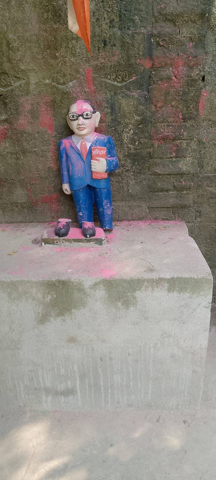 फतेहपुर में बाबा साहब आंबेडकर की प्रतिमा खंडित, मलवां पुलिस ने दर्ज किया मुकदमा
गोपालपुर अंढेना गांव में घटना से नाराजगी, अज्ञात के खिलाफ जांच शुरू
भीम आर्मी ने दी बड़े आंदोलन की चेतावनी, आरोपियों की गिरफ्तारी की मांग
फतेहपुर | 21 अक्टूबर 2026 | ND NEWS | दैनिक निष्पक्ष धारा
उत्तर प्रदेश के फतेहपुर जनपद के मलवां थाना क्षेत्र के गोपालपुर अंढेना गांव में संविधान निर्माता डॉ. भीमराव आंबेडकर की प्रतिमा खंडित किए जाने का मामला सामने आया है। घटना की सूचना मिलते ही पुलिस मौके पर पहुंची और जांच-पड़ताल शुरू कर दी। पुलिस ने शिकायत के आधार पर अज्ञात आरोपियों के खिलाफ मुकदमा दर्ज कर मामले की विवेचना शुरू कर दी है। घटना के बाद क्षेत्र में नाराजगी का माहौल है। वहीं, भीम आर्मी के मंडल संयोजक एडवोकेट उपेंद्र कुमार ने दोषियों के खिलाफ कार्रवाई नहीं होने पर बड़े आंदोलन की चेतावनी दी है।
सूचना मिलते ही मौके पर पहुंची पुलिस
प्राप्त जानकारी के अनुसार, गोपालपुर अंढेना गांव में बाबा साहब डॉ. भीमराव आंबेडकर की प्रतिमा खंडित किए जाने की जानकारी सामने आने के बाद स्थानीय स्तर पर मामला चर्चा में आ गया। सूचना मिलते ही मलवां थाना पुलिस मौके पर पहुंची और घटनास्थल का निरीक्षण कर आवश्यक जानकारी जुटाई।
पुलिस ने शिकायत के आधार पर अज्ञात आरोपियों के खिलाफ मुकदमा दर्ज किया है। अब जांच के जरिए घटना की परिस्थितियों, प्रतिमा को नुकसान पहुंचाने के पीछे की वजह और इसमें शामिल लोगों की पहचान करने का प्रयास किया जा रहा है।
भीम आर्मी ने दी आंदोलन की चेतावनी
घटना को लेकर भीम आर्मी के मंडल संयोजक एडवोकेट उपेंद्र कुमार ने नाराजगी जताई है। उन्होंने कहा कि यदि प्रशासन आरोपियों के खिलाफ प्रभावी कार्रवाई नहीं करता है तो संगठन बड़े आंदोलन के लिए बाध्य होगा। उन्होंने मामले को गंभीरता से लेते हुए दोषियों की पहचान कर उनके खिलाफ नियमानुसार कार्रवाई करने की मांग की है।
प्रतिमा खंडित किए जाने की घटनाएं सामाजिक सौहार्द और सार्वजनिक संपत्ति की सुरक्षा से जुड़ा गंभीर विषय हैं। ऐसे मामलों में निष्पक्ष जांच, समयबद्ध कार्रवाई और आधिकारिक जानकारी साझा करना जरूरी है, ताकि अफवाहों और अनावश्यक तनाव की स्थिति पैदा न हो।
एसपी के निर्देशों के बीच पुलिस जांच पर निगाहें
जनपद में कानून-व्यवस्था बनाए रखने के लिए पुलिस प्रशासन की जिम्मेदारी है कि मामले की निष्पक्षता से जांच कर वास्तविक तथ्यों को सामने लाया जाए। पुलिस अधीक्षक अभिमन्यु मांगलिक के दिशा-निर्देशों के तहत पुलिस की कार्रवाई पर अब लोगों की निगाहें टिकी हैं। हालांकि, आरोपियों की पहचान और गिरफ्तारी के संबंध में विस्तृत जानकारी सामने आना बाकी है।
एनडी न्यूज़ की अपील: ग्रामीणों से अनुरोध है कि शांति और सामाजिक सद्भाव बनाए रखें। किसी भी अपुष्ट खबर या भड़काऊ संदेश को साझा करने से बचें। प्रशासन से अपील है कि घटनास्थल के साक्ष्यों की जांच कर दोषियों के विरुद्ध कानूनी कार्रवाई करे और सार्वजनिक स्थलों पर स्थापित प्रतिमाओं की सुरक्षा सुनिश्चित करे।
👇👇
@dgpup
@RSSorg
@UPGovt
@wpl1090
@RSSgeet
@Uppolice
@MIB_India
@PMOIndia
@HMOIndia
@abmanglik
@VHPDigital
@igrangealld
@myogioffice
@InfoDeptUP
@dmfatehpur
@sdmsadarftp
@CMOfficeUP
@CMOUP_RC
@UPPRD1948
@ChiefSecyUP
@ChiefSecyUP
@MahantYogiG
@FatehpurSdm
@fatehpurpolice
@BajrangDalOrg
@rashtrapatibhvn
@UPMahilaKalyan
@112UttarPradesh
@myogiadityanath
@CommissionerPrg
@ADGZonPrayagraj
👇👇👇
<nis:link nis:type=tag nis:id=ndnews nis:value=NDNews nis:enabled=true nis:link/> <nis:link nis:type=tag nis:id=दैनिकनिष्पक्षधारा nis:value=दैनिकनिष्पक्षधारा nis:enabled=true nis:link/> <nis:link nis:type=tag nis:id=fatehpurnews nis:value=FatehpurNews nis:enabled=true nis:link/> <nis:link nis:type=tag nis:id=malwanpolice nis:value=MalwanPolice nis:enabled=true nis:link/> <nis:link nis:type=tag nis:id=drbrambedkar nis:value=DrBRAmbedkar nis:enabled=true nis:link/> <nis:link nis:type=tag nis:id=bhimarmy nis:value=BhimArmy nis:enabled=true nis:link/> <nis:link nis:type=tag nis:id=fatehpurpolice nis:value=FatehpurPolice nis:enabled=true nis:link/> <nis:link nis:type=tag nis:id=जनहित nis:value=जनहित nis:enabled=true nis:link/> <nis:link nis:type=tag nis:id=कानूनव्यवस्था nis:value=कानूनव्यवस्था nis:enabled=true nis:link/>
👇👇👇
🟥 ND NEWS | दैनिक निष्पक्ष धारा
मुख्य संपादक/संस्थापक: राजन सिंह हाड़ा
सह-संपादक: शालिनी सिंह भदौरिया
रिपोर्ट: संबंधित जिला ब्यूरो
📅 दिनांक: 21 अक्टूबर 2026
📍 फतेहपुर: 1/1, अटल बिहारी चौराहा, नियर वर्मा चौराहा, UP–212601
📍 लखनऊ: विधानसभा रोड, बर्लिंगटन चौराहा, UP–226001
📍 दिल्ली: U158, विकास मार्ग, लक्ष्मी नगर, दिल्ली–110092
📧 ndnewschannel@gmail.com
📞 9696119696
संकल्प: निष्पक्ष पत्रकारिता, जनहित सर्वोपरि।