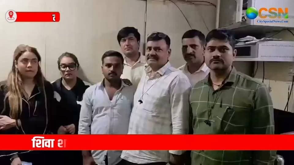 लखनऊ के कारोबारी शिवा शर्मा की संदिग्ध मौत के मामले में बड़ा अपडेट सामने आया है। मामले की मुख्य आरोपी मॉडल श्रद्धा दुबे, उसकी बहन रश्मि दुबे और ड्राइवर तनवीर अली उर्फ दानिश को नागपुर से गिरफ्तार किया गया है।
अब यूपी पुलिस तीनों को लखनऊ लाकर पूछताछ करने की तैयारी में है।
इस मामले में सबसे भावुक पहलू यह है कि जिस दिन मुख्य आरोपी श्रद्धा दुबे का जन्मदिन है, उसी दिन शिवा शर्मा की मां रंजना शर्मा हरिद्वार में अपने बेटे की अस्थियों का विसर्जन करेंगी।
श्रद्धा की गिरफ्तारी की खबर मिलने के बाद रंजना शर्मा मंगलवार देर शाम हरिद्वार के लिए रवाना हो गई थीं।
गौरतलब है कि 9 अक्टूबर को लखनऊ में श्रद्धा दुबे के फ्लैट से गिरने के बाद शिवा शर्मा की संदिग्ध परिस्थितियों में मौत हो गई थी। इसके बाद उनकी मां ने हजरतगंज थाने में हत्या की एफआईआर दर्ज कराई थी।
जांच से जुड़े सूत्रों के मुताबिक, फरारी के दौरान श्रद्धा लगातार अपने ठिकाने बदल रही थी। नेपाल, रायबरेली और आगरा होते हुए वह नागपुर पहुंची। आरोप है कि फरारी के दौरान मोबाइल और ऑनलाइन भुगतान से बचने के साथ उसने छिपने के लिए अलग-अलग लोगों की मदद भी ली।
अब पुलिस रश्मि दुबे और ड्राइवर दानिश की भूमिका की भी जांच कर रही है। पुलिस यह पता लगाने की कोशिश करेगी कि शिवा की मौत किन परिस्थितियों में हुई और आरोपियों की कथित भूमिका क्या थी। वहीं श्रद्धा के खुद को बेकसूर बताया है।
फिलहाल, मामले में आरोपों की सच्चाई का खुलासा पुलिस की पूछताछ और आगे की जांच के बाद ही हो सकेगा।
#ShivaSharma #ShivaSharmaCase #ShraddhaDubey #RashmiDubey #TanveerAli #LucknowNews #LucknowCrime #ShivaSharmaDeathCase #श्रद्धादुबे #शिवाशर्मा #लखनऊक्राइम #यूपीपुलिस #नागपुरगिरफ्तारी #CrimeNews #BreakingNews #UPNews #HaridwarNews #अस्थिविसर्जन #JusticeForShivaSharma #CrimeUpdate #HindiNews #CitySpecialNews #ViralNews #LatestNews #UttarPradeshNews