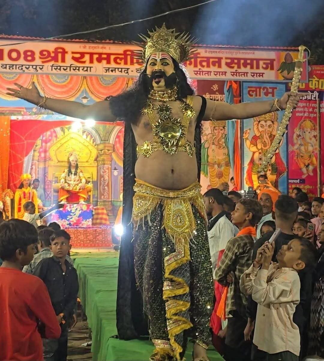<nis:link nis:type=tag nis:id=बलरामपुर nis:value=बलरामपुर nis:enabled=true nis:link/> ! माता सीता पर विवादित टिप्पणी से मचा बवाल! रुपेश मिश्र से संवाद के बाद बैकफुट पर चकबंदी कर्मी...
शब्द वापस लेकर सनातन धर्मावलंबियों से मांगी माफी...
चकबंदी कर्मी बोले—“मेरे शब्दों से किसी के दिल को ठेस पहुंची हो तो हाथ जोड़कर क्षमा मांगता हूं”
<nis:link nis:type=tag nis:id=बलरामपुर। nis:value=बलरामपुर। nis:enabled=true nis:link/> माता सीता को लेकर की गई कथित विवादित टिप्पणी के बाद उठे विवाद में चकबंदी विभाग के अधिकारी/कर्मचारी ने अपने कहे शब्द वापस लेते हुए सनातन धर्मावलंबियों से क्षमा मांगी है। रुपेश मिश्र के साथ संवाद के बाद संबंधित कर्मी ने अपने बयान पर खेद जताते हुए स्पष्ट किया कि उनका उद्देश्य किसी की धार्मिक भावनाओं को आहत करना नहीं था।
सामने आए माफीनामे में संबंधित कर्मी ने कहा, “मैं अपने कहे गए वाक्य से क्षुब्ध हूं। आप सभी सनातनी भाई-बहनों से हाथ जोड़कर क्षमा मांगता हूं। मेरा उद्देश्य किसी के दिल को कष्ट पहुंचाना या दुखाना नहीं था।”
मामले को लेकर धार्मिक भावनाओं और कथित टिप्पणी पर विवाद खड़ा हुआ था। इसके बाद रुपेश मिश्र के साथ हुए संवाद में संबंधित कर्मी ने अपने शब्द वापस लेने और क्षमा मांगने की बात कही। अब इस घटनाक्रम को लेकर क्षेत्र में चर्चा तेज है।