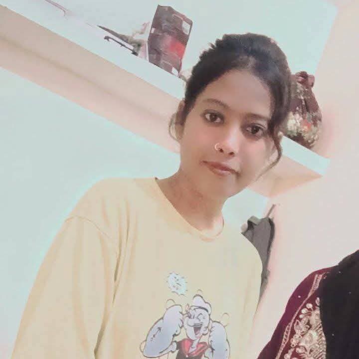 टाइगर श्रॉफ पर हमले में यूपी की 2 लड़कियां पकड़ी गई हैं। आजमगढ़ की बबीता और सीतापुर की राधा। दोनों की उम्र 22–23 साल है।
बबीता 2 साल पहले सोनीपत (हरियाणा) गई। फैमिली को बताया कि वहां वो नमकीन फैक्ट्री में नौकरी करती है। राधा भी हरियाणा में नौकरी करती है। दोनों हरियाणा के बहालगढ़ में एकसाथ एक घर में किराए पर रहती हैं।
पुलिस का दावा है कि राधा और बबीता ट्रेन से मुंबई पहुंचीं और शूटरों तक पिस्टल पहुंचाई। इसी पिस्टल से टाइगर श्रॉफ पर फायरिंग की गई। इस काम के लिए बेहद मामूली रकम 10–12 हजार रुपए मिली।
टाइगर श्रॉफ पर हमले में अब तक 7 आरोपी ऋतिक, रेहान, फूल सिंह, कुणाल, सुमित, बबीता, राधा गिरफ्तार हैं। ये सभी उत्तर प्रदेश, बिहार, हरियाणा के रहने वाले हैं।