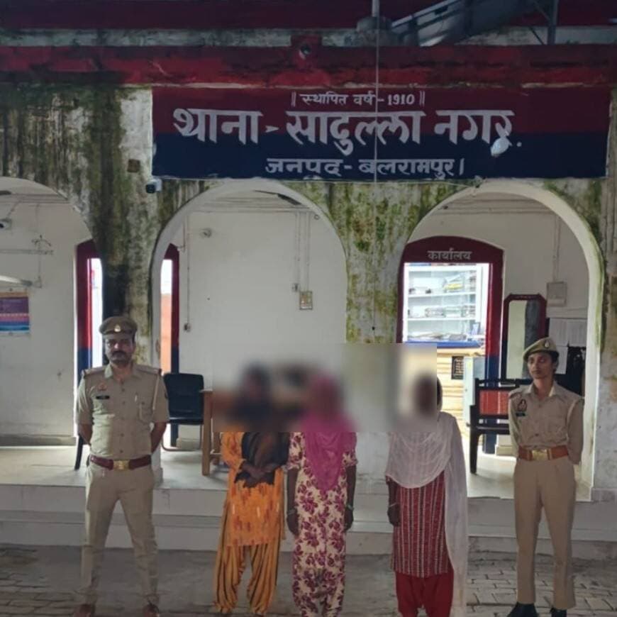 <nis:link nis:type=tag nis:id=बलरामपुर: nis:value=बलरामपुर: nis:enabled=true nis:link/> शांति भंग के मामले में तीन महिलाएं गिरफ्तार, न्यायालय भेजीं गईं...
सादुल्लानगर पुलिस ने की कार्रवाई, बीएनएसएस की संबंधित धाराओं में हुआ चालान...
<nis:link nis:type=tag nis:id=बलरामपुर, nis:value=बलरामपुर, nis:enabled=true nis:link/> 21 अक्टूबर। जिले में अपराध एवं अपराधियों के विरुद्ध चलाए जा रहे अभियान के तहत सादुल्लानगर पुलिस ने शांति भंग के मामले में तीन महिलाओं को गिरफ्तार किया। पुलिस ने तीनों के विरुद्ध भारतीय नागरिक सुरक्षा संहिता (बीएनएसएस) की धारा 170, 135 और 126 के तहत कार्रवाई करते हुए न्यायालय उतरौला भेज दिया।
पुलिस अधीक्षक मार्तण्ड प्रकाश सिंह के निर्देशन में अपर पुलिस अधीक्षक विशाल पाण्डेय और क्षेत्राधिकारी उतरौला डॉ. जितेन्द्र कुमार के पर्यवेक्षण तथा थाना प्रभारी सत्येन्द्र कुमार वर्मा के नेतृत्व में पुलिस टीम ने बुधवार को यह कार्रवाई की।
गिरफ्तार महिलाओं की पहचान सफिया खातून पुत्री स्वर्गीय सलाहुद्दीन, इस्लामुन पत्नी बुधाने और सबरुननिशा पत्नी सलाहुद्दीन के रूप में हुई है। तीनों ग्राम गोकुल तकियवा, थाना सादुल्लानगर, जनपद बलरामपुर की निवासी हैं।
कार्रवाई करने वाली पुलिस टीम में उपनिरीक्षक दुर्गेश तिवारी, हेड कांस्टेबल अमजद खान, महिला आरक्षी शिवांगी भार्गव और महिला आरक्षी शिवानी शामिल रहीं।
