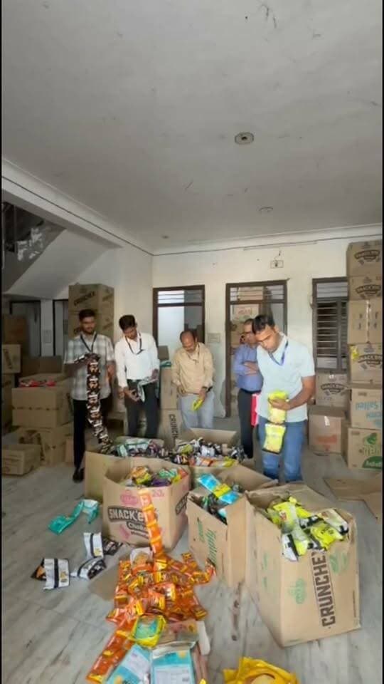 सीएमएचओ डॉ शर्मा की अगुवाई में खाद्य सुरक्षा विभाग की कार्रवाई
भीलवाड़ा में करीब 1000 पैकेट अवधिपार कुरकुरे-नमकीन नष्ट,
गुलाबपुरा में 400 लीटर एक्सपायरी खाद्य तेल और 30 किलो मिर्च पाउडर करवाया टीम ने नष्ट
भीलवाड़ा :राजकुमार गोयल,21 अक्टूबर। जिला कलेक्टर जसमीत सिंह संधू के निर्देशानुसार आमजन को सुरक्षित एवं गुणवत्तापूर्ण खाद्य पदार्थ उपलब्ध करवाने तथा खाद्य पदार्थों में मिलावट और अवधिपार सामग्री की बिक्री पर अंकुश लगाने के लिए चिकित्सा विभाग की ओर से खाद्य सुरक्षा अभियान के तहत कार्रवाई की गई। मुख्य चिकित्सा एवं स्वास्थ्य अधिकारी डॉ. संजीव कुमार शर्मा की अगुवाई में भीलवाड़ा शहर और गुलाबपुरा में खाद्य सुरक्षा विभाग की दो टीमों ने कार्रवाई करते हुए अवधिपार खाद्य सामग्री को मौके पर ही नष्ट करवाया तथा विभिन्न खाद्य पदार्थों के नमूने लेकर जांच की प्रक्रिया शुरू की।
100 फीट रोड स्थित प्रतिष्ठान पर कार्रवाई, 1000 पैकेट कुरकुरे-नमकीन नष्ट
भीलवाड़ा के 100 फीट रोड स्थित अरिहंत सेल्स एंड एंटरप्राइजेज पर कार्रवाई के दौरान लगभग 1000 पैकेट अवधिपार कुरकुरे एवं बालाजी नमकीन पाए गए, जिन्हें मौके पर ही नष्ट करवाया गया। इसके साथ ही हरिहर एजेंसी से चायपत्ती के ब्रांड ताजमहल तथा गोपाल रतलामी नमकीन के नमूने लिए गए। खाद्य सुरक्षा विभाग की टीम ने खाद्य पदार्थों की गुणवत्ता की जांच के उद्देश्य से नमूने संग्रहित किए।
इस कार्रवाई के दौरान मुख्य चिकित्सा एवं स्वास्थ्य अधिकारी डॉ. संजीव कुमार शर्मा के साथ खाद्य सुरक्षा अधिकारी पवन कुमार रेगर, अशोक कुमार यादव, विजय मेहता एवं संजय वर्मा मौजूद रहे।
गुलाबपुरा में 400 लीटर अवधिपार खाद्य तेल और 30 किलो मिर्च पाउडर करवाए नष्ट
खाद्य सुरक्षा विभाग की दूसरी टीम ने गुलाबपुरा में कार्रवाई करते हुए नायता किराणा स्टोर से 400 लीटर अवधिपार खाद्य तेल तथा 30 किलोग्राम मिलावटी मिर्च पाउडर नष्ट करवाया। इसके अतिरिक्त हल्दी एवं कृष्णा डेयरी घी के नमूने भी लिए गए, जिन्हें गुणवत्ता की जांच के लिए प्रयोगशाला भेजने की प्रक्रिया की जाएगी।
इस कार्रवाई के दौरान खाद्य सुरक्षा अधिकारी नीरज मीणा एवं अंकित शर्मा मौजूद रहे।
अजमेर प्रयोगशाला में होगी नमूनों की जांच
विभाग की ओर से दोनों स्थानों से लिए गए खाद्य पदार्थों के नमूने जांच के लिए अजमेर स्थित प्रयोगशाला में भिजवाए जाएंगे। जांच रिपोर्ट के आधार पर नियमानुसार आगे की कार्रवाई की जाएगी।
आमजन से भी अपील की जाती है कि खाद्य सामग्री खरीदते समय उसकी निर्माण एवं समाप्ति तिथि अवश्य जांचें और संदिग्ध अथवा अवधिपार खाद्य पदार्थों की बिक्री की सूचना के लिए जिला स्तरीय कंन्ट्रोल रूम पर 01482-232643 पर सूचना दे सकते है।