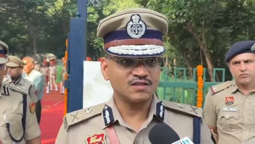 पुलिस प्रेस नोट, 21 अक्टूबर 2026
*फरीदाबाद पुलिस ने पुलिस स्मृति दिवस पर शहीद जवानों को किया नमन, परिजनों को किया सम्मानित*
*पुलिस लाइन सेक्टर-30 स्थित शहीद स्मारक पर पुलिस आयुक्त सतेंद्र कुमार गुप्ता सहित वरिष्ठ अधिकारियों व कर्मचारियों ने पुष्पचक्र अर्पित कर दी श्रद्धांजलि, सेवानिवृत पुलिस अधिकारी भी रहे मौजूद*
*देश की सुरक्षा और कर्तव्यपालन में प्राण न्योछावर करने वाले पुलिस एवं अर्धसैनिक बलों के जवानों के बलिदान को किया याद*
*फरीदाबाद पुलिस के 5 वीर जवानों ने कर्तव्य निभाते हुए दिया था सर्वोच्च बलिदान*
*फरीदाबाद:* देश की सुरक्षा, शांति और कानून व्यवस्था बनाए रखने के लिए अपने प्राणों का सर्वोच्च बलिदान देने वाले पुलिस एवं अर्धसैनिक बलों के वीर जवानों की स्मृति में बुधवार, 21 अक्टूबर को पुलिस लाइन सेक्टर-30, फरीदाबाद स्थित शहीद स्मारक पर पुलिस स्मृति दिवस मनाया गया। इस अवसर पर फरीदाबाद पुलिस की ओर से शहीद जवानों को सलामी देकर नमन किया गया तथा शहीद स्मारक पर पुष्पचक्र और पुष्पमालाएं अर्पित कर भावभीनी श्रद्धांजलि दी गई। कार्यक्रम में पुलिस आयुक्त फरीदाबाद सतेंद्र कुमार गुप्ता, संयुक्त पुलिस आयुक्त राजेंद्र कुमार मीणा, पुलिस उपायुक्त मुख्यालय हिमाद्री कौशिक सहित सभी पुलिस उपायुक्त, सहायक पुलिस आयुक्त एवं अन्य पुलिसकर्मी मौजूद रहे।
पुलिस आयुक्त सतेंद्र कुमार गुप्ता ने देश की रक्षा और जनता की सुरक्षा करते हुए शहीद हुए पुलिस एवं अर्धसैनिक बलों के जवानों को श्रद्धासुमन अर्पित किए। इस दौरान उन्होंने शहीदों के परिजनों को सम्मानित कर उनके प्रति सम्मान एवं कृतज्ञता व्यक्त की। अधिकारियों ने कहा कि देश की सुरक्षा के लिए पुलिसकर्मियों द्वारा दिया गया बलिदान सदैव स्मरणीय रहेगा और उनकी वीरता आने वाली पीढ़ियों को कर्तव्यनिष्ठा एवं देशसेवा की प्रेरणा देती रहेगी।
*1959 में लद्दाख के हॉट स्प्रिंग्स में शहीद हुए थे 10 पुलिसकर्मी*
पुलिस प्रवक्ता ने बताया कि पुलिस स्मृति दिवस का इतिहास वर्ष 1959 की उस घटना से जुड़ा है, जब लद्दाख के हॉट स्प्रिंग्स क्षेत्र में देश की सीमाओं की सुरक्षा कर रहे भारतीय पुलिसकर्मियों पर चीनी सैनिकों ने हमला कर दिया था। 21 अक्टूबर 1959 को हुए इस हमले में 10 बहादुर पुलिसकर्मी शहीद हो गए थे, जबकि सात अन्य घायल हो गए थे और उन्हें बंदी बना लिया गया था। बाद में 13 नवंबर 1959 को शहीद जवानों के पार्थिव शरीर लौटाए गए तथा हॉट स्प्रिंग्स में पूरे पुलिस सम्मान के साथ उनका अंतिम संस्कार किया गया।
इन वीर पुलिसकर्मियों के अदम्य साहस, शौर्य और सर्वोच्च बलिदान की स्मृति में प्रत्येक वर्ष 21 अक्टूबर को पुलिस स्मृति दिवस मनाया जाता है। वर्ष 1960 में राज्यों एवं केंद्र शासित प्रदेशों के पुलिस महानिरीक्षकों के वार्षिक सम्मेलन में ड्यूटी के दौरान शहीद होने वाले पुलिसकर्मियों को सम्मानित करने के उद्देश्य से इस दिवस को मनाने का निर्णय लिया गया था।
*फरीदाबाद पुलिस के 5 जवानों ने कर्तव्य निभाते हुए दिया सर्वोच्च बलिदान*
पुलिस प्रवक्ता ने बताया कि फरीदाबाद पुलिस के जवानों ने भी कर्तव्यपालन के दौरान अपने प्राणों का बलिदान देकर पुलिस विभाग और देश का गौरव बढ़ाया है। इनमें सिपाही लश्कर, जिन्होंने 25 दिसंबर 1999 को; सिपाही महावीर, जिन्होंने 11 जून 2012 को, सिपाही संदीप, जिन्होंने 30 सितंबर 2021, पी/ उप निरीक्षक रवि, जिन्होंने 21 फरवरी 2026 तथा ई/एएसआई राजेंद्र, जिन्होंने 16 अप्रैल 2026 को कर्तव्यपालन करते हुए अपने प्राण न्योछावर कर दिए थे। इन वीर जवानों का बलिदान फरीदाबाद पुलिस के इतिहास का गौरवशाली अध्याय है।
कार्यक्रम के दौरान पुलिस आयुक्त सतेंद्र कुमार गुप्ता, आईपीएस, ने शहीद सहायक उप निरीक्षक योगराज के पुत्र राजेश मेहता तथा शहीद सिपाही सतबीर सिंह की पत्नी सुनीता को सम्मानित किया। इस अवसर पर शहीदों के परिवारों के प्रति सम्मान व्यक्त करते हुए उनके सुख-समृद्धि एवं खुशहाली की कामना की गई।
पुलिस आयुक्त सतेंद्र कुमार गुप्ता ने कहा कि पुलिस के वीर जवानों ने अपने कर्तव्यों का निर्वहन करते हुए देश और समाज की सुरक्षा के लिए अपने प्राणों की आहुति दी है। उनका त्याग, साहस और कर्तव्यनिष्ठा कभी भुलाया नहीं जा सकता। शहीदों का बलिदान सदैव देशवासियों को राष्ट्रसेवा के लिए प्रेरित करता रहेगा। देश को अपने वीर शहीद पुलिसकर्मियों पर हमेशा गर्व रहेगा।
पुलिस स्मृति दिवस के अवसर पर फरीदाबाद पुलिस ने शहीद जवानों के प्रति कृतज्ञता व्यक्त करते हुए उनके आदर्शों पर चलने तथा जनसेवा, कानून व्यवस्था और नागरिकों की सुरक्षा के प्रति अपनी प्रतिबद्धता दोहराई।
प्रवक्ता, फरीदाबाद पुलिस