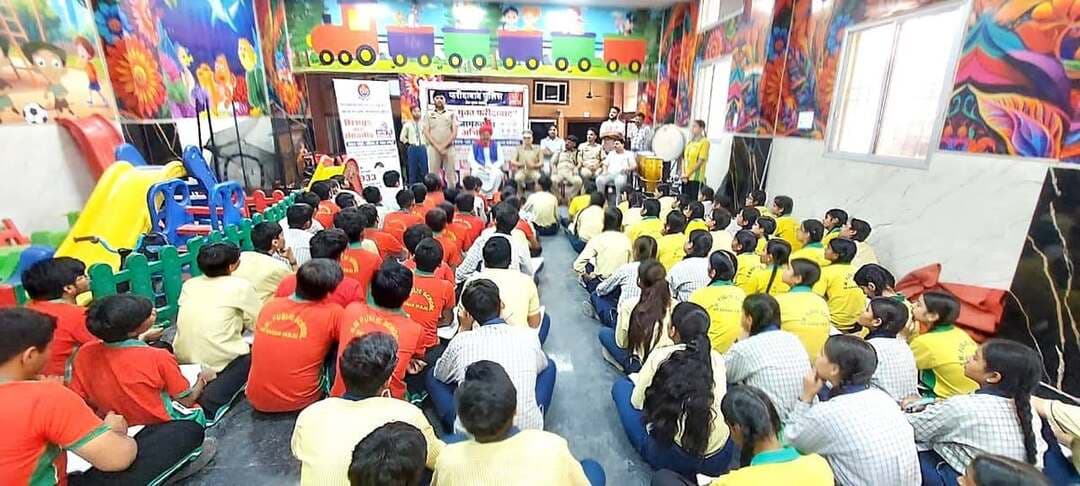 पुलिस प्रेस नोट 21 अक्टूबर 2026
*SM Public Senior Secondary School में आयोजित की गई ‘पुलिस की पाठशाला’*
*थाना सारन एवं सामुदायिक पुलिसिंग सेल की संयुक्त कार्रवाई, 150 से 200 विद्यार्थियों को किया जागरूक*
*नशा मुक्ति, साइबर अपराधों से बचाव, महिला सुरक्षा, डायल 112, दुर्गा शक्ति ऐप व ट्रिप मॉनिटरिंग की दी जानकारी*
फरीदाबाद: पुलिस आयुक्त फरीदाबाद सतेंद्र कुमार गुप्ता के मार्गदर्शन में थाना सारन एवं सामुदायिक पुलिसिंग सेल की टीम द्वारा SM Public Senior Secondary School, जवाहर कॉलोनी, एनआईटी फरीदाबाद में ‘पुलिस की पाठशाला’ कार्यक्रम आयोजित किया गया।
कार्यक्रम के दौरान थाना सारन से सब-इंस्पेक्टर सुनील कुमार एवं सामुदायिक पुलिसिंग सेल की टीम ने विद्यार्थियों को नशे के दुष्प्रभावों, साइबर अपराधों से बचाव, महिला सुरक्षा, डायल 112, दुर्गा शक्ति ऐप तथा ट्रिप मॉनिटरिंग के संबंध में जागरूक किया।
‘ट्रैफिक ताऊ’ ने विद्यार्थियों को नशे से दूर रहने, गलत संगति से बचने तथा खेलकूद एवं सकारात्मक गतिविधियों में भाग लेने के लिए प्रेरित किया। वहीं, साइबर अपराधों से बचाव के लिए अनजान लिंक पर क्लिक न करने तथा ओटीपी, पासवर्ड और बैंकिंग संबंधी गोपनीय जानकारी किसी के साथ साझा न करने की सलाह दी गई।
कार्यक्रम के दौरान विद्यार्थियों के सवालों के जवाब देकर उनकी शंकाओं का समाधान भी किया गया। इस अवसर पर लगभग 150 से 200 विद्यार्थियों एवं स्कूल स्टाफ ने भाग लिया। कार्यक्रम का उद्देश्य विद्यार्थियों को अपराधों के प्रति जागरूक कर उनकी सुरक्षा सुनिश्चित करना तथा उन्हें जिम्मेदार नागरिक बनने के लिए प्रेरित करना रहा।
प्रवक्ता, फरीदाबाद पुलिस