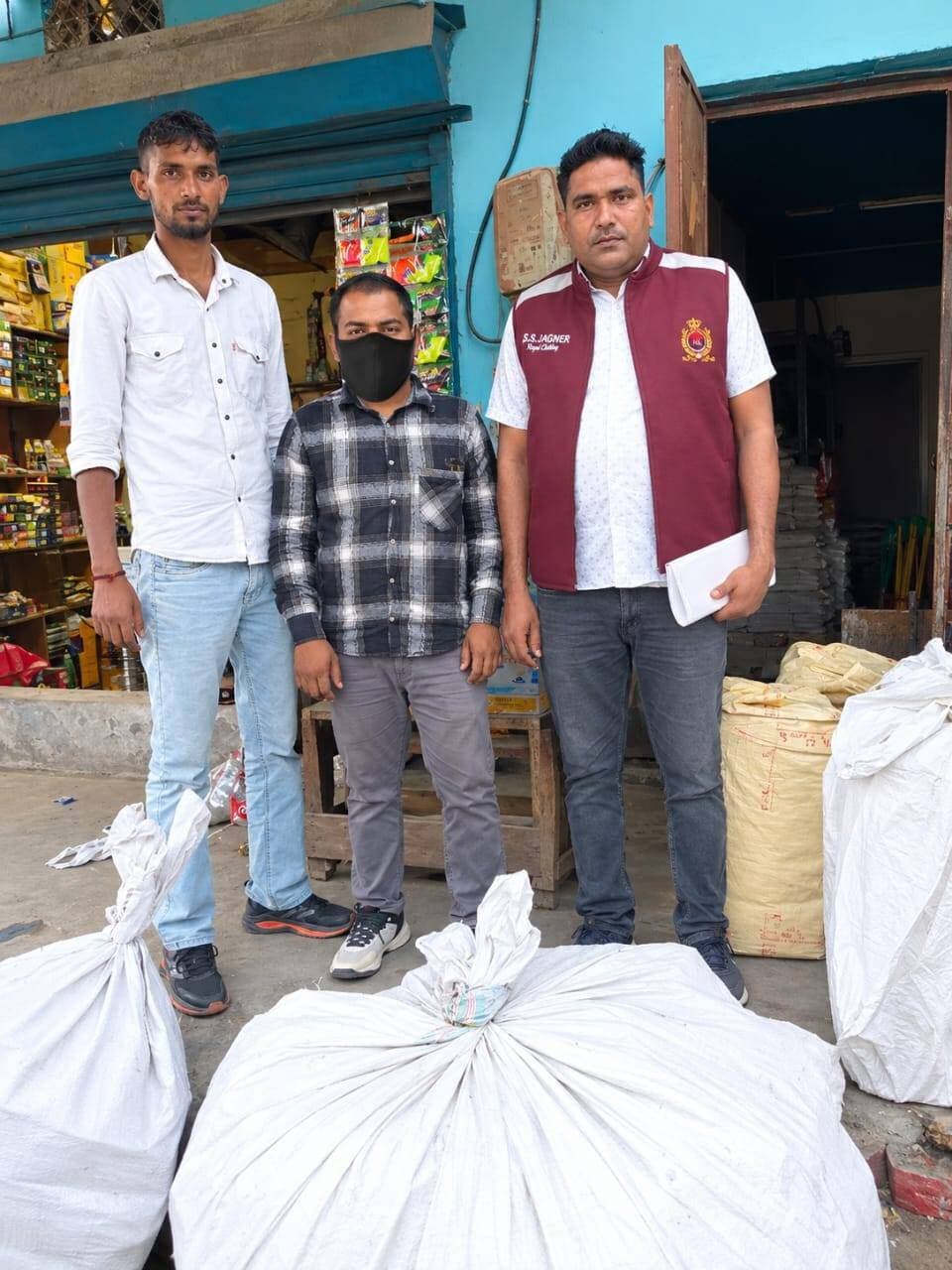 पुलिस प्रेस नोट 21 अक्टूबर 2026
फरीदाबाद पुलिस की बडी कार्रवाई 2 अलग-अलग मामलो में 977.645 किलोग्राम प्रतिबंधित पटाखें बरामद,
फरीदाबाद: फरीदाबाद पुलिस द्वारा अवैध रूप से पटाखों की बिक्री करने वालों के खिलाफ कार्रवाई करते हुए अपराध शाखा NIT व AVTS सिकरोना की टीम ने अलग-अलग मामलो में कार्रवाई करते हुए कुल 977.645 किलोग्राम प्रतिबंधित पटाखें बरामद किये हैं।
पुलिस प्रवक्ता अनुसार अपराध शाखा NIT की टीम को गुप्त सूचना प्राप्त हुई कि ट्रांसपोर्ट नगर सेक्टर-58 में मित्तल कॉम्प्लेक्स नाम की दुकान में मोहित सिंघल वासी कृष्णा नगर दिल्ली हाल बल्लभगढ फरीदाबाद को अवैध रूप से पटाखे बेचने का काम करता है तथा उसने बिक्री के लिए अपनी दुकान में पटाखों से भरे प्लास्टिक कट्टे रखे हुए हैं। जिस पर पुलिस ने तुरंत कार्रवाई करते हुये मोहित को 805.365 किलोग्राम अवैध पटाखो सहित काबू किया है।
इसी प्रकार अपराध शाखा AVTS सिकरोना की टीम ने राहुल वासी सैनी रोड ओल्ड फऱीदाबाद को अवैध पटाखो सहित ओल्ड चुंगी फरीदाबाद से 172.280 किलोग्राम पटाखो सहित काबू किया है। जिनको माननीय न्यायलय में पेश कर नियमानुसार कार्यवाही की गई है।
फरीदाबाद पुलिस का उद्देश्य शहर में कानून व्यवस्था स्थापित कर आम नागरिकों को सुरक्षित वातावरण उपलब्ध कराना तथा अपराधियों पर कार्रवाई सुनिश्चित करना है। भविष्य में भी फरीदाबाद पुलिस की यह कार्रवाई जारी रहेंगी। अपराध, नशा, अवैध हथियार, अवैध शराब और जुए जैसी गैरकानूनी गतिविधियों में संलिप्त किसी भी व्यक्ति को बख्शा नहीं जाएगा। आमजन से भी अपील है कि यदि उनके आसपास किसी प्रकार की आपराधिक अथवा संदिग्ध गतिविधि की जानकारी हो तो उसकी सूचना तुरंत फरीदाबाद पुलिस के कंट्रोल रूम नंबर 9999150000, 0129-2227200 या डायल 112 या फिर स्थानीय पुलिस को दें, ताकि समय रहते प्रभावी कार्रवाई की जा सके।
प्रवक्ता, फरीदाबाद पुलिस