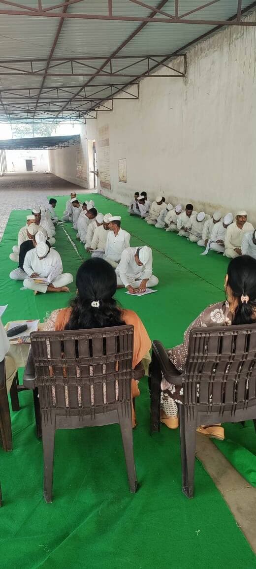➡️ "रूरल सेल्फ एम्प्लॉयमेंट ट्रेनिंग इंस्टीट्यूट सागर द्वारा केन्द्रीय जेल सागर में बंदियों को दिया गया 12 दिवसीय जूट प्रशिक्षण
केन्द्रीय जेल सागर में निरूद्ध बंदियों के कौशल विकास, कार्यकुशलता में वृद्धि तथा उन्हें समाज की मुख्य धारा से जोड़ने के उद्देश्य से विभिन्न रचनात्मक एवं व्यवसायिक गतिविधियों को प्रोत्साहित किया जाना महत्वपूर्ण है, इसी क्रम में रूरल सेल्फ एम्प्लॉयमेंट ट्रेनिंग इंस्टीट्यूट सागर द्वारा जूट से विभिन्न उपयोगी वस्तुओं के निर्माण के माध्यम से दिनांक 29 सितम्बर से 12 अक्टूबर, 2026 तक 14 दिवसीय तक बंदियों को व्यवहारिक प्रशिक्षण प्रदान किया गया।
बंदियों को जूट जैसे पर्यावरण अनुकूल एवं उपयोगी कच्चे माल से दैनिक जीवन में उपयोग होने वाली वस्तुओं के निर्माण का प्रशिक्षण प्रदान करने की परिकल्पना है, इसके माध्यम से 'बंदियों को कार्य करने की नई तकनीकों, वस्तुओं की गुणवत्ता बनाये रखने, निर्माण प्रक्रिया तथा उत्पादन संबंधी व्यवहारिक जानकारी प्राप्त करने का अवसर मिल सकता है।
बंदियों के कौशल विकास में संभावित लाभ इस गतिविधि के माध्यम से बंदियों को व्यवहारिक प्रशिक्षण प्राप्त होगा तथा उनकी कार्यकुशलता में वृद्धि हो सकेगी एवं नियमित रूप से कार्य करने से उनमें समय प्रबंधन, सामूहिक कार्य, गुणवत्ता नियंत्रण तथा उत्पाद संबंधी क्षमताओं का विकास किया जा सकेगा।
प्रशिक्षण के प्रमुख उद्देश्य के अंतर्गत बंदियों को जूट से विभिन्न उपयोगी वस्तुओं के निर्माण में प्रशिक्षित करना, बंदियों के कौशल, कार्यक्षमता एवं रचनात्मकता का विकास करना, पर्यावरण अनुकूलन उत्पादों के निर्माण को बढ़ावा देना तथा बंदियों को रिहाई के पश्चात रोजगार अथवा स्वरोजगार के अवसर प्राप्त करने हेतु तैयार करना।
जूट प्रशिक्षण एवं उपलब्ध संसाधनों के अनुसार जूट के थैले एवं शापिंग बैग, फाइल कवर एवं दस्तावेज रखने के बैग, सजावटी वस्तुएं एवं हस्तशिल्प सामग्री, टेबल मैट एवं अन्य घरेलू . उपयोगी वस्तुएं का निर्माण किये जाने से प्रशिक्षित किया गया है, इससे बंदियों की कार्यक्षमता विकसित करने आत्मनिर्भरता को प्रोत्साहित करने तथा रिहाई के पश्चात उनके पुनर्वास की संभावनाओं को बढाने में सहायता मिल सकती है।
केन्द्रीय जेल सागर में आयोजित जूट प्रशिक्षण के संबंध में श्री रमेशचंद्र आर्य, जेल अधीक्षक जी के द्वारा रूरल सेल्फ एम्प्लॉयमेंट ट्रेनिंग इंस्टीट्यूट सागर की निर्देशक श्रीमती नीलिमा जैन एवं अन्य सहयोगियों का आभार व्यक्त किया गया।
#jansamparkMP #sagar