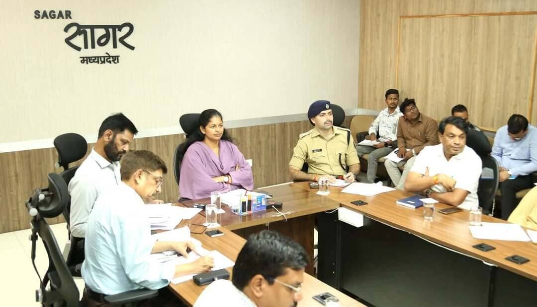 मुख्यमंत्री डॉ. मोहन यादव द्वारा कलेक्टर्स-कमिश्नर्स और SP-IG की समीक्षा बैठक में दिए गए प्रमुख निर्देश:
🔹 जन विश्वास अभियान: अधिकारी फील्ड में रहकर जनसमस्याओं का त्वरित निराकरण करें। मुख्यमंत्री बिना सूचना के किसी भी जिले में पहुंचकर औचक निरीक्षण करेंगे।
🔹 स्वामित्व योजना: नि:शुल्क रजिस्ट्री के महा अभियान में तेजी लाएं, लापरवाही बरतने वाले जिलों पर होगी सख्त कार्रवाई।
🔹 कृषि व किसान: अल्प वर्षा वाले 12 जिलों के लिए सिंचाई व पेयजल की विशेष कार्ययोजना बने।
🔹 विकास कार्य: दीपावली से पहले सभी क्षतिग्रस्त सड़कों की मरम्मत और निर्माण कार्य पूरे किए जाएं।
🔹 स्वास्थ्य: मौसमी बीमारियों की रोकथाम के लिए प्रदेश के अस्पतालों में शुरू हुए ‘चेस्ट क्लीनिक’।
🔹 प्रमुख आयोजन: 1 नवंबर को भव्य मप्र स्थापना दिवस समारोह तथा गोवर्धन पूजा पर उत्कृष्ट पशुपालकों को मिलेंगे ‘गोपाल कृष्ण ग्राम पुरस्कार’।
#jansamparkMP #sagar #CMMadhyaPradesh #DrMohanYadav #JanVishwasAbhiyan