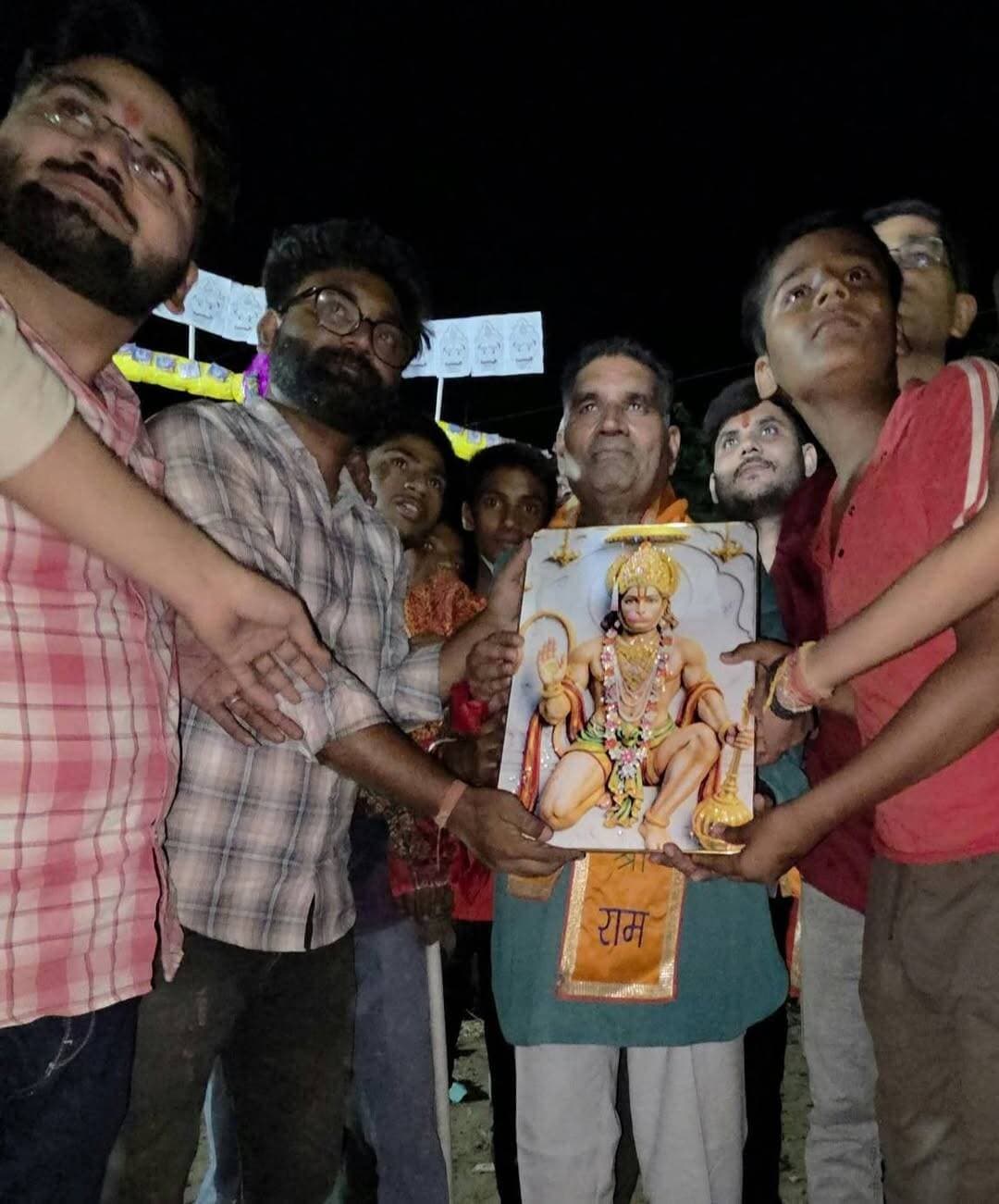 #रावण_दहन_
#बृजनगर____
कस्बे के मंदिर वाली हनुमान जी पर रावण दहन के दौरान उपचेयरमैन नत्थीलाल मिश्रा,पार्षद कैलाश मिश्रा ,पुलिसकर्मियों ,जगदीश मिश्रा आदि का सम्मान किया गया।