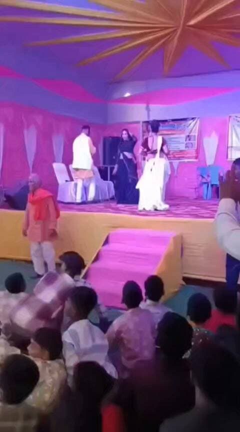 बेगूसराय में डांस कर रही नर्तकी को मंच पर पुलिस ने जड़ा थप्पड़, गुस्साई पब्लिक को पिस्टल दिखाकर हड़काया...
#viralvideos #Begusarai #biharnews