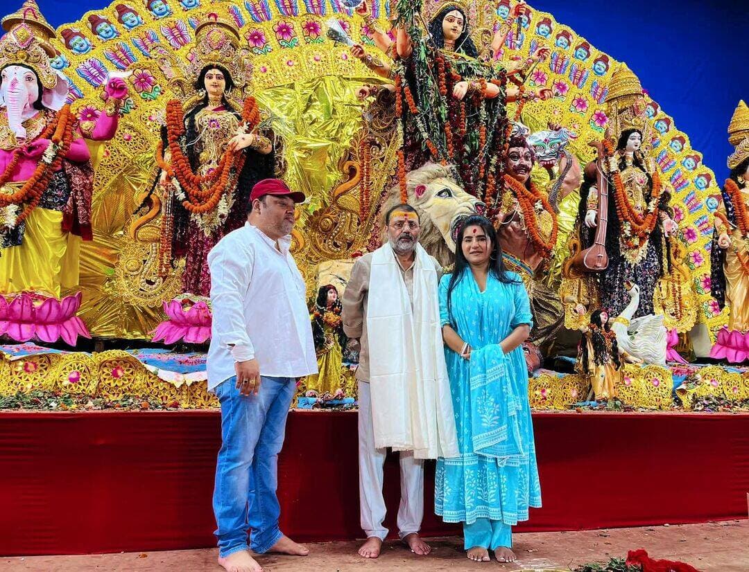 गोड्डा सांसद डॉ निशिकांत दुबे सपत्नीक पहुंचे बीच बिलासी दुर्गा पूजा पंडाल।