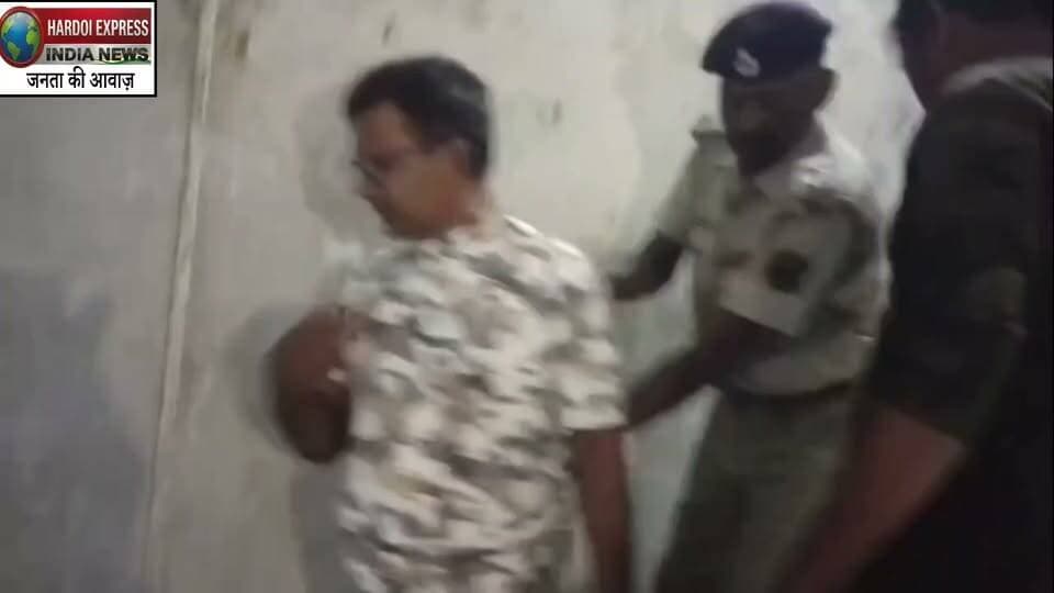 घंटे
औरंगाबाद सिविल सर्जन कार्यालय के निलंबित लिपिक रात में फाइल चोरी करते गिरफ्तार।
औरंगाबाद, 20 अक्टूबर 2026
औरंगाबाद सदर अस्पताल के मुख्य चिकित्सा पदाधिकारी यानि सिविल सर्जन कार्यालय से एक चौंकाने वाला मामला सामने आया है। सीएस कार्यालय के पूर्व वरिष्ठ लिपिक कृष्ण कुमार वर्मा को रात के अंधेरे में कार्यालय से गुपचुप तरीके से फाइलें चोरी करते हुए पकड़ा गया है।
* निलंबित होने के बाद भी सक्रिय था लिपिक *
जानकारी के अनुसार कृष्ण कुमार वर्मा सिविल सर्जन कार्यालय में वरिष्ठ लिपिक के पद पर पदस्थापित थे। उन्हें 14 जुलाई को अनियमितताओं के आरोप में निलंबित कर दिया गया था। निलंबन अवधि में उन्हें गोह प्राथमिक स्वास्थ्य केंद्र (PHC) में लिपिक के पद पर योगदान कराया गया था।
आरोप है कि निलंबित होने के बावजूद कृष्ण कुमार वर्मा लगातार सिविल सर्जन कार्यालय में सक्रिय थे और महत्वपूर्ण कागजातों से छेड़छाड़ कर रहे थे। बीती रात मौका पाकर वे कार्यालय से फाइलें निकाल रहे थे, तभी उन्हें कर्मियों ने पकड़ लिया।
सूत्रों का कहना है कि जिस समय उन्हें पकड़ा गया, उनके पास से कई महत्वपूर्ण फाइलें और कागजात बरामद हुए हैं। आशंका जताई जा रही है कि वे अपने खिलाफ चल रही जांच से जुड़े दस्तावेजों को गायब करने की कोशिश कर रहे थे।
दो जगह नौकरी करने का भी आरोप *
यह मामला यहीं तक सीमित नहीं है। कृष्ण कुमार वर्मा पर दो जगह नौकरी करने का भी गंभीर आरोप है। आरोप है कि वे सरकारी नियमों को ताक पर रखकर एक साथ दो स्थानों पर नौकरी कर रहे थे।
इस गंभीर मामले को लेकर औरंगाबाद के पूर्व सांसद सुशील कुमार सिंह ने भी संज्ञान लिया था और जिला पदाधिकारी को पत्र लिखकर पूरे मामले की उच्च स्तरीय जांच की मांग की थी।
* स्वास्थ्य महकमे में हड़कंप*
रात में सिविल सर्जन कार्यालय से फाइल चोरी की इस घटना के बाद पूरे स्वास्थ्य महकमे में हड़कंप मच गया है। सबसे बड़ा सवाल यह उठ रहा है कि जब लिपिक निलंबित है और उसका पदस्थापन गोह PHC में है, तो वह रात के समय बंद पड़े सीएस कार्यालय में कैसे पहुंचा? क्या इसमें कार्यालय के किसी अन्य कर्मी की भी मिलीभगत है?
फिलहाल इस संबंध में सिविल सर्जन कार्यालय की ओर से आधिकारिक बयान नहीं आया है, लेकिन बताया जा रहा है कि मामले की जांच शुरू कर दी गई है और पकड़े गए लिपिक से पूछताछ की जा रही है।