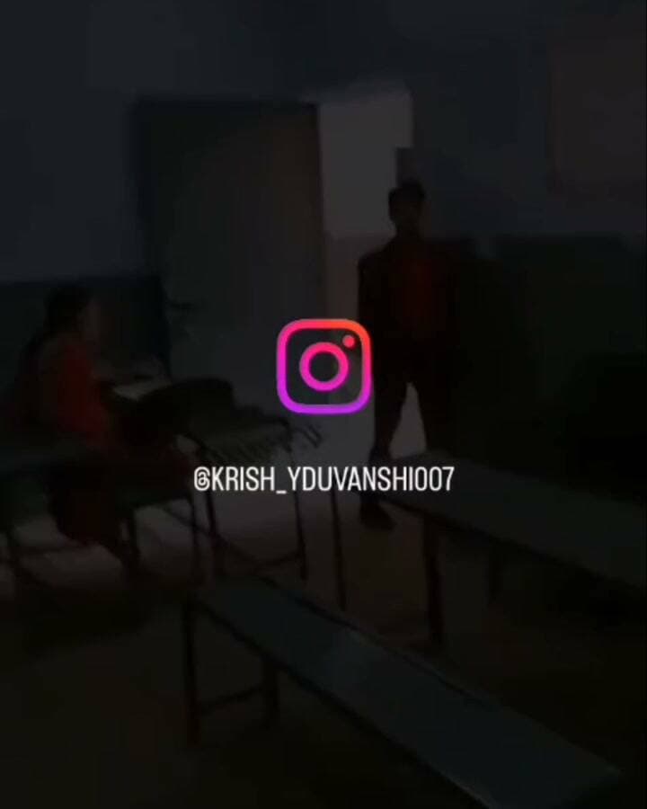 अलीगढ़: स्कूल बैग में किताबों की जगह निकले कट्टे-कारतूस! नेशनल इंटर कॉलेज के नाम से वायरल वीडियो ने खड़े किए गंभीर सवाल
उत्तर प्रदेश के अलीगढ़ से एक बेहद चौंकाने वाला मामला सामने आया है। यहाँ थाना क्वार्सी क्षेत्र के नेशनल इंटर कॉलेज के नाम से एक वीडियो सोशल मीडिया पर वायरल होने का दावा किया जा रहा है।