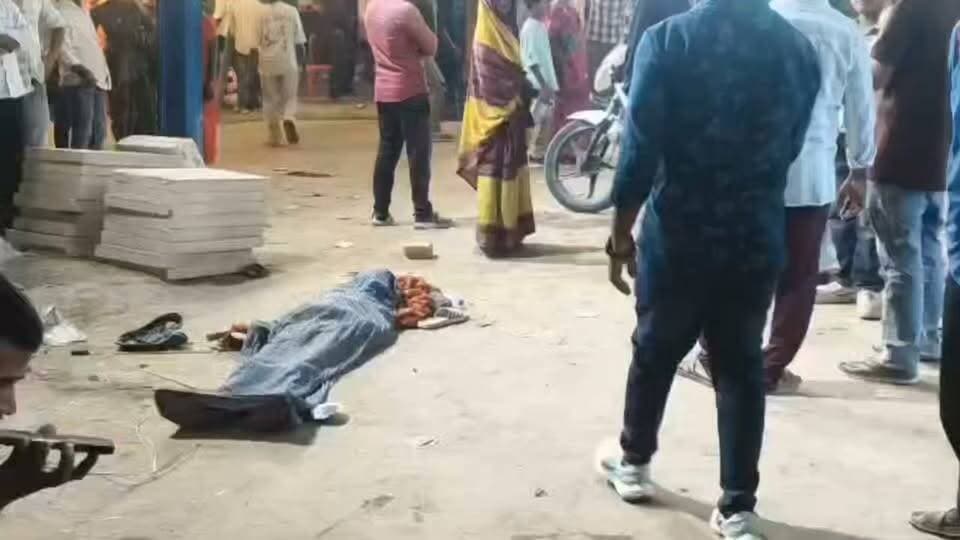 मऊ: पति को मृत बताकर भीख मांग रही महिला, मृत बताए गए वृद्ध को देख पहुँची पुलिस—जिंदा निकला शख्स
उत्तर प्रदेश के मऊ जिले के मुंशीपुरा इलाके से एक बेहद हैरान करने वाला और अनोखा मामला सामने आया है। यहाँ एक महिला अपने पति को मृत बताकर भीख मांग रही थी, लेकिन जब पुलिस मौके पर पहुँची और तथाकथित 'मृतक' वृद्ध को देखा, तो पूरा माजरा ही बदल गया।
जिंदा निकला 'मृतक' वृद्ध
पुलिस को दी गई जानकारी के अनुसार, मुंशीपुरा इलाके में एक महिला अपने पति को मरा हुआ बताकर और उसे दिखाकर भीख मांग रही थी।
सूचना मिलने पर जब पुलिस मौके पर पहुँची और मृत बताए जा रहे उस वृद्ध व्यक्ति की जांच की, तो वह पूरी तरह से जिंदा निकला।