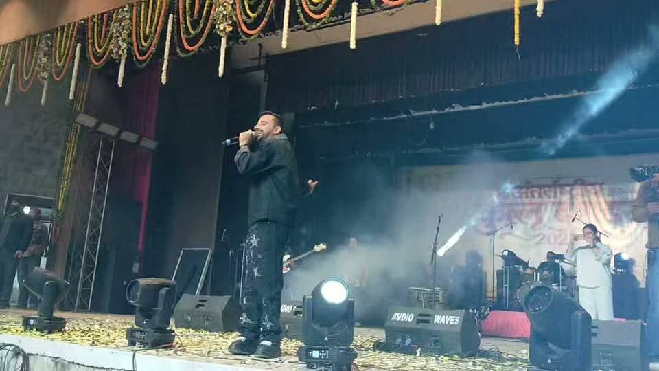 🎤🎶 अंतरराष्ट्रीय कुल्लू दशहरा उत्सव-2026 में राजीव राजा की शानदार प्रस्तुति