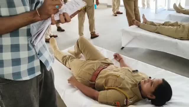 पुलिस शहीद दिवस पर शहीदों को किया याद
एसपी सहित अन्य पुलिस अधिकारियों व सेवानिवृत्त पुलिस कर्मियों ने दी श्रद्धांजलि
पुलिस कर्मियों ने स्वेच्छिक रक्तदान किया।
दैनीक वीरधरा राजस्थान।
चित्तौड़गढ़। राष्ट्र के लिए कर्तव्य पर शहीद होने वाले पुलिसकर्मियों को श्रद्धांजलि देने के लिए पुलिस लाइन में बुधवार को पुलिस शहीद दिवस का आयोजन किया गया। पुलिस अधिकारियों व जवानों ने शहीदों को श्रद्धांजलि दी। पुलिस अधीक्षक धर्मेंद्र सिंह ने इस वर्ष शहीद हुए पुलिसकर्मियों के बारे में जानकारी दी। शहीदों को हथियार व शीश झुका कर शोक सलामी दी गई। उनके सम्मान में दो राउंड फायरिंग भी की गई। पुलिस लाईन, थानों व कार्यालयों के पुलिसकर्मी रक्तविरों ने स्वेच्छिक रक्तदान किया।
पुलिस शहीद दिवस के अवसर पर पुलिस अधीक्षक धर्मेंद्र सिंह सहित पुलिस अधिकारियों, कर्मचारियों एवं सेवानिवृत्त पुलिस कर्मियों ने शहीदों की स्मृति में पौधारोपण कर पर्यावरण संरक्ष�