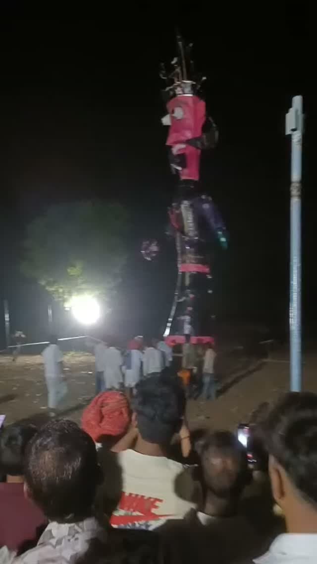 चित्तौड़गढ़। घटियावली में पहली बार श्री चारभुजा वाटिका कुमावत समाज मैदान में 40 फिट की ऊंचाई का रावण दहन किया गया, इस दौरान बड़ी संख्या में ग्राम वासी मौजूद रहे।