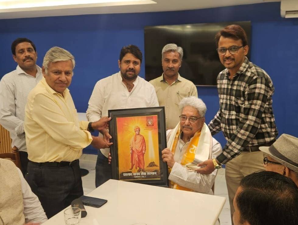 प्रहलाद मानव सेवा संस्थान के संयोजक वरिष्ठ समाजसेवी शिवराज सिंह सिकरवार ने किया मध्यप्रदेश श्रमजीवी पत्रकार संघ के प्रांताध्यक्ष श्री शलभ भदौरिया जी का स्वागत।
ग्वालियर। मध्यप्रदेश श्रमजीवी पत्रकार संघ के प्रांताध्यक्ष श्री शलभ भदौरिया आज ग्वालियर आए प्रेस क्लब के कार्यक्रम के बाद वो सीधे होटल प्रहलाद इन में होने बाली ग्वालियर जिला इकाई द्वारा आयोजित संगठन की बैठक में मुख्य रूप से पहुंचे जहां प्रहलाद मानव सेवा संस्थान के संयोजक समाजसेवी शिवराज सिंह सिकरवार ने श्री शलभ भदौरिया जी का विशेष स्मृति चिन्ह देकर आत्मीय स्वागत किया इस दौरान, वरिष्ठ पत्रकार डॉक्टर सुरेश सम्राट, ग्वालियर हलचल के संपादक प्रदीप मांडरे, संजय शर्मा सहित कई पत्रकार साथी मौजूद रहे।
यह आयोजन मध्यप्रदेश श्रमजीवी पत्रकार संघ के ग्वालियर जिला इकाई के अध्यक्ष शाहनवाज खान ने आयोजित किया।
#gwaliornews #newsimpact
#mpwju #journalistunion
Shalabh Bhadoria
Shivraj Singh Sikarwar