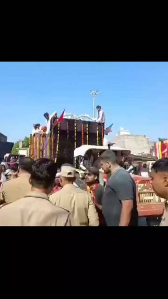 जालौन: मूर्ति विसर्जन में आगे निकलने की होड़ बनी विवाद की वजह, लोना रोड पर दो गुटों में चले लात-घूंसे
विसर्जन यात्रा के दौरान सड़क पर मारपीट से मची अफरा-तफरी, सुरक्षा और यातायात व्यवस्था पर उठे सवाल
जालौन। मूर्ति विसर्जन यात्रा के दौरान लोना रोड पर आगे निकलने की होड़ को लेकर दो गुटों के बीच विवाद हो गया। पहले दोनों पक्षों में कहासुनी हुई, लेकिन देखते ही देखते मामला मारपीट तक पहुंच गया। सड़क पर दोनों ओर से लात-घूंसे चलने लगे, जिससे मौके पर अफरा-तफरी का माहौल बन गया।
बताया जा रहा है कि विसर्जन यात्रा के दौरान आगे निकलने को लेकर दोनों पक्ष आमने-सामने आ गए थे। वाहनों की आवाजाही के बीच शुरू हुआ विवाद धीरे-धीरे बढ़ता चला गया और फिर सड़क पर मारपीट होने लगी। धार्मिक आयोजन के दौरान हुई इस घटना से मौके पर मौजूद लोगों में हलचल मच गई।