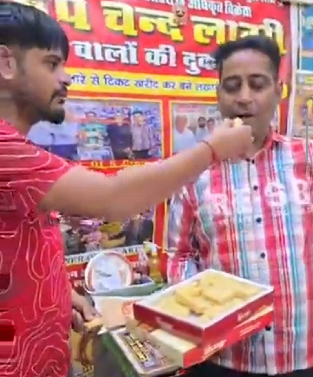 किस्मत का ताला खुला, फाजिल्का में करीयाना स्टोर संचालक को लगी 50 हजार की लाटरी
350 रुपये के टिकट से फत्तूवाला के परविंदर सिंह बने विजेता, महज कुछ घंटों में बदला भाग्य
फाजिल्का,21 अक्तूबर(सोनू वर्मा): महरिया बाजार की प्रसिद्ध रूप चंद लाटरी स्टॉल से खरीदी गई टिकट पर एक व्यक्ति की किस्मत चमक गई है। जलालाबाद के गांव फत्तूवाला निवासी परविंदर सिंह ने 350 रुपये की लाटरी टिकट खरीदी थी, जिस पर उन्हें 50 हजार रुपये का इनाम मिला है। परविंदर सिंह अपने गांव फत्तूवाला में करीयाना स्टोर की दुकान चलाते हैं। उन्होंने बताया कि वह सुबह किसी काम से फाजिल्का शहर आए हुए थे। आसपास के गांवों और अपने परिचितों से रूप चंद लाटरी स्टॉल की काफी तारीफ सुन रखी थी। इससे पहले उनके पड़ोसी गांव धर्मूवाला के एक व्यक्ति को 51 लाख रुपये और गांव के ही डाक्टर गुरदियाल सिंह को 3 लाख रुपये का इनाम इसी स्थान से मिल चुका है। इसी से प्रेरित होकर और अपने गांव के डाक्टर की सलाह पर उन्होंने भी अपनी किस्मत आजमाने की सोची। सुबह करीब 350 रुपये की टिकट खरीदी और अपने काम में लग गए। इसके बाद दोपहर करीब एक बजे उनके पास फोन आया कि उनकी टिकट संख्या 89105 पर 50 हजार रुपये का इनाम निकला है। यह खबर सुनते ही उनकी खुशी का ठिकाना नहीं रहा और वह तुरंत लाटरी सेंटर पहुंचे। परविंदर सिंह ने कहा कि उन्होंने कभी सोचा भी नहीं था कि महज कुछ घंटों में ही उनकी किस्मत इस तरह बदल जाएगी और वह इस जीत से बेहद खुश हैं।
लाटरी सेंटर के प्रतिनिधि ने बताया कि 21 अक्टूबर को खरीदी गई 89105 नंबर की टिकट पर यह 50 हजार रुपये का इनाम निकला है। उन्होंने बताया कि इस स्टॉल से पहले भी कई बड़े इनाम निकल चुके हैं। हाल ही में पास के गांव धर्मूवाला में 51 लाख रुपये और गांव पक्खू शाह के रहने वाले नाई का काम करने वाले अंग्रेज सिंह, मोटोरा वाइंडिंग का काम करने वाले शाम लाल और सुनार की दुकान पर सोना साफ करने का काम करने वाले शेख जी को 5-5 लाख रुपये का इनाम मिला था। इसके साथ ही उन्होंने आने वाले आगामी लाटरी बंपर के बारे में पूरी जानकारी साझा की। उन्होंने बताया कि दशहरा खत्म होने के बाद 24 तारीख शनिवार को दशहरा बंपर लाटरी का ड्रा खुलने जा रहा है, जिसका पहला इनाम 3 करोड़ रुपये है। इसमें कुल 6 लाख टिकटें प्रिंट हुई हैं, जिनमें से केवल ढाई लाख टिकटें बिक रही हैं। सरकारी नियमानुसार यदि अनसोल्ड टिकटों में इनाम निकलता है तो ड्रा मशीन दोबारा घुमाकर जनता के लिए विजेता चुना जाएगा, जिससे आम लोगों की जीतने की संभावना काफी अधिक हो जाती है। इसके अलावा 12 करोड़ रुपये के पहले इनाम वाला दिवाली बंपर भी मार्केट में आ चुका है, जिसमें कुल 36 लाख टिकटें प्रिंट की गई हैं। दिवाली बंपर में दूसरे इनाम के तौर पर एक-एक करोड़ रुपये के तीन इनाम और 50-50 लाख रुपये के अन्य इनाम भी शामिल हैं। दिवाली के मौके पर खुलने वाली 2000 रुपये वाली विशेष लाटरी की सिर्फ 30,000 टिकटें जारी की गई हैं, जो साल में केवल चार बार आती है। वहीं पंजाब स्टेट का मंथली बंपर 200 रुपये की टिकट पर डेढ़ करोड़ रुपये का पहला इनाम प्रदान कर रहा है। कुल मिलाकर 16 करोड़ रुपये से अधिक के पुरस्कार लोगों के बीच बांटे जाने हैं। उन्होंने लोगों से अपील की कि केवल घर बैठकर नसीब का इंतजार करने के बजाय अपनी किस्मत आजमाने के लिए लाटरी टिकट जरूर खरीदें।