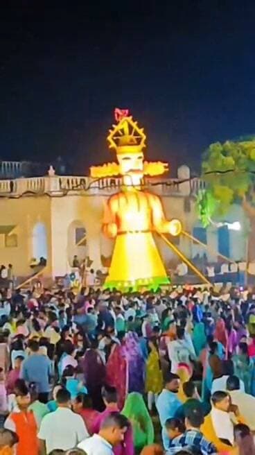 सीतामऊ में रावण जलाने की तैयारी सड़क पर भारी ट्रैफिक जाम, पुलिस प्रशासन यातायात व्यवस्था को सुचारु करने में लगा हुआ है। आयोजन स्थल से पहले मंदसौर सीतामऊ रोड पर भारी वाहनों को कुछ समय के लिए रोका गया है कुछ वाहनों को डाइवर्ट भी किया गया है।