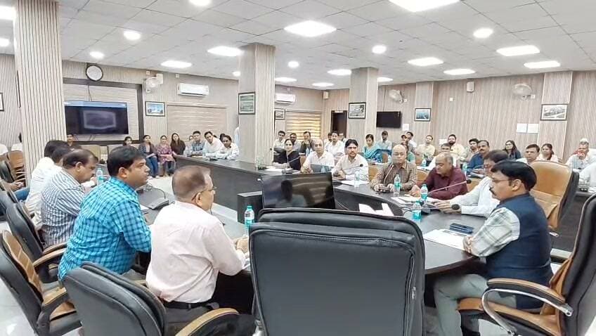 *दीपावली त्यौहार के दृष्टिगत खाद्य सुरक्षा अधिकारियों का सघन अभियान*
*भिण्ड में मावा, घी और सरसों तेल के लिए नमूने*
*भिण्ड 21 अक्टूबर 2026/*
दीपावली के त्योहार के दृष्टिगत जिला कलेक्टर श्री पवन कुमार जैन के निर्देशानुसार खाद्य सुरक्षा अधिकारियों द्वारा खाद्य प्रतिष्ठानों की सघन जांच अभियान प्रारंभ किया गया है। इस क्रम में मौ क्षेत्र एवं शहर के विभिन्न प्रतिष्ठानों से मावा, घी और सरसों तेल के नमूने जांच हेतु लिए गए।
खाद्य सुरक्षा अधिकारी श्रीमती किरन सेंगर ने मौ क्षेत्र के ग्राम पखोजिया स्थित सोनू राठौर की डेयरी तथा रामबिहारी राठौर की सिद्धबाबा डेयरी से मावा एवं घी के नमूने खाद्य सुरक्षा एवं मानक अधिनियम के अंतर्गत लिए। ग्राम छेंकुरी स्थित अनिल परिहार डेयरी से मावा का नमूना लेने के साथ ही प्रतिष्ठान को धारा 32 का नोटिस जारी किया गया।
नियंत्रक खाद्य एवं औषधि प्रशासन भोपाल के आदेशानुसार लोकल ब्रांड के तेलों के नमूने लेने एवं निरीक्षण हेतु खाद्य सुरक्षा अधिकारी कु. रेखा सोनी ने घर गृहस्थी बाजार, संतोषी माता रोड़ पहुंचकर चम्बल भोग ब्रांड की कच्ची घानी सरसों तेल का नमूना जांच हेतु लिया।
प्रशासन का उद्देश्य त्योहार के दौरान उपभोक्ताओं तक शुद्ध एवं गुणवत्तायुक्त खाद्य पदार्थ पहुंचाना सुनिश्चित करना है। नमूनों की जांच रिपोर्ट आने के बाद आवश्यक कार्रवाई की जाएगी।