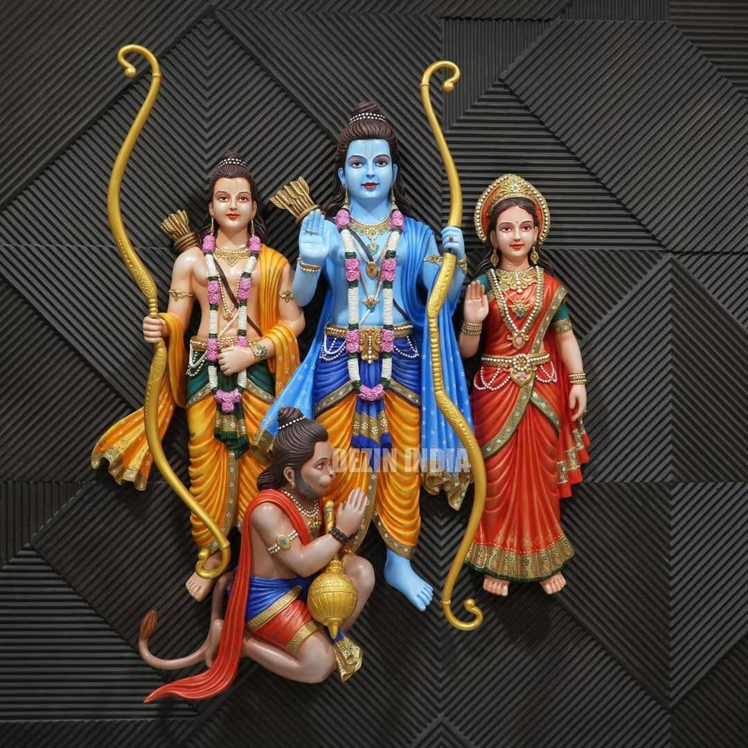 प्रेस विज्ञप्ति
धर्मनगरी रीवा में 22 अक्टूबर को निकलेगी भव्य ‘श्रीराम धर्म विजय शोभायात्रा’
हिन्दू उत्सव समिति धर्म परिवार के तत्वावधान में गूंजेंगे 'जय श्रीराम' के जयघोष
मानस भवन से अपरान्ह 3 बजे होगा शुभारंभ, समापन पर पुरस्कार वितरण एवं विशाल प्रसाद भंडारा
रीवा:
धर्म, आस्था और सनातन संस्कृति की गौरवशाली परंपराओं को सहेजने के उद्देश्य से ‘हिन्दू उत्सव समिति धर्म परिवार’ के तत्वावधान में आगामी 22 अक्टूबर, गुरुवार को रीवा शहर में एक भव्य ‘श्रीराम धर्म विजय शोभायात्रा’ निकाली जाएगी। भगवान श्रीराम की धर्म विजय के प्रतीक इस ऐतिहासिक आयोजन को लेकर धर्म परिवार और शहरवासियों में अभूतपूर्व उत्साह देखा जा रहा है।
यात्रा का रूट एवं प्रमुख कार्यक्रम:
धर्म परिवार के अध्यक्ष गुरमीत सिंह मंगू ने बताया कि शोभायात्रा का शुभारंभ सायं 3:00 बजे मानस भवन से किया जाएगा। यह यात्रा शहर के प्रमुख मार्गों से होते हुए गुजरेगी:
प्रारंभ: मानस भवन
मार्ग: प्रकाश चौक ➔ स्टैचू चौराहा ➔ साईं मंदिर ➔ अग्रसेन चौक ➔ रसिया मोहल्ला
समापन: पुनः मानस भवन
यात्रा के समापन पर उत्कृष्ट सहभागिता और व्यवस्थाओं के लिए पुरस्कार वितरण एवं संत-महात्माओं व श्रद्धालुओं के लिए विशाल प्रसाद भंडारे का आयोजन किया जाएगा।
सामाजिक समरसता और एकता का संदेश:
आयोजकों का कहना है कि यह श्रीराम धर्म विजय शोभायात्रा केवल एक धार्मिक आयोजन मात्र नहीं है, बल्कि यह हमारी सनातन संस्कृति, सामाजिक समरसता, आपसी एकता और धर्म की विजय का संदेश देने वाला एक महाउत्सव है।
नगरवासियों से सहभागिता की अपील:
हिन्दू उत्सव समिति धर्म परिवार के सभी पदाधिकारियों ने रीवा के समस्त धर्मप्रेमी नागरिकों, मातृशक्ति और युवाओं से अधिकाधिक संख्या में इस भव्य शोभायात्रा में शामिल होने और आयोजन को ऐतिहासिक बनाने की पुरजोर अपील की है।
निवेदक / प्रमुख पदाधिकारीगण:
संरक्षक: सुनील अग्रवाल (आजीवन संरक्षक)
अध्यक्ष: गुरमीत सिंह मंगू
प्रमुख पदाधिकारी: सुरेश बिश्नोई (महासचिव), श्रीप्रकाश तोमर (एडवोकेट), अनिल मिश्रा (नगर अध्यक्ष), श्रीमती रिचा गुप्ता (महिला अध्यक्ष), राजीव वर्मा गुड्डू (युवा अध्यक्ष), सुमित मांजवानी (युवा नगर अध्यक्ष), राजमणि तिवारी (सांस्कृतिक सचिव)
अन्य प्रमुख सहयोगी: श्रीमती संतोषी गुप्ता, काजल त्रिपाठी, मनीष साहू, राकेश आसवानी, कुलदीप मिश्रा, शुभांशु मिश्रा, कुलदीप गुप्ता, प्रभात सिंह, राजेश नामदेव, नागेंद्र वर्मा, राजेश साहू, गोविंद नामदेव, आलोक सिंह, अविनाश पासी, श्रीमती माधुरी वर्मा, प्रतिभा मिश्रा, महिमा शेरवानी, नीलू गुप्ता, पूजा तिवारी, निशु गुप्ता, किरण पटेल, रेशू गुप्ता सहित समस्त ‘धर्म परिवार’ सदस्य एवं पदाधिकारी।
(जारीकर्ता:
सुमित मांजवानी
युवा नगर अध्यक्ष
हिन्दू उत्सव समिति धर्म परिवार, रीवा, म.प्र.)
