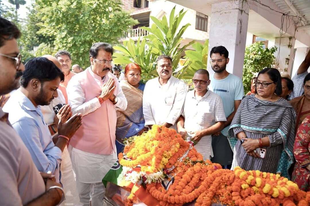 भाजपा के वरिष्ठ नेता रविंद्र प्रसाद सिंह के निधन से शोक की लहर, प्रदेश अध्यक्ष संजय सरावगी ने दी श्रद्धांजलि
मुजफ्फरपुर से बड़ी खबर सामने आ रही है, जहां भारतीय जनता पार्टी के वरिष्ठ नेता, पूर्व प्रदेश उपाध्यक्ष एवं मुजफ्फरपुर के पूर्व जिलाध्यक्ष रविंद्र प्रसाद सिंह के निधन से राजनीतिक, सामाजिक और सांस्कृतिक जगत में शोक की लहर है।
दिवंगत नेता को श्रद्धांजलि देने के लिए भाजपा के प्रदेश अध्यक्ष संजय सरावगी उनके आवास पर पहुंचे। उन्होंने रविंद्र बाबू के पार्थिव शरीर पर श्रद्धासुमन अर्पित किए और शोकाकुल परिजनों से मुलाकात कर अपनी संवेदनाएं व्यक्त कीं।
इस दौरान प्रदेश अध्यक्ष संजय सरावगी ने कहा कि रविंद्र बाबू का निधन पार्टी के लिए अपूरणीय क्षति है। उन्होंने अपना जीवन संगठन की मजबूती और निस्वार्थ जनसेवा के लिए समर्पित किया। उनका अनुभव, मार्गदर्शन और आत्मीय व्यवहार हमेशा याद किया जाएगा।
भाजपा मुजफ्फरपुर पूर्वी के जिलाध्यक्ष विवेक कुमार ने भी उनके निधन पर गहरा दुख व्यक्त किया। उन्होंने कहा कि रविंद्र बाबू एक कुशल संगठनकर्ता और समर्पित राजनेता होने के साथ-साथ संगीत के प्रति विशेष रुचि रखने वाले मिलनसार व्यक्तित्व के धनी थे।
वहीं, बिहार सरकार के मंत्री प्रमोद चन्द्रवंशी और केदार प्रसाद गुप्ता सहित कई वरिष्ठ नेताओं, जनप्रतिनिधियों एवं पार्टी कार्यकर्ताओं ने उनके आवास पर पहुंचकर श्रद्धांजलि अर्पित की।
श्रद्धांजलि देने वालों में केंद्रीय राज्य मंत्री एवं मुजफ्फरपुर के सांसद राजभूषण चौधरी निषाद, पूर्व मंत्री रामसूरत राय, सुरेश शर्मा, पूर्व सांसद अजय निषाद, विधायक रंजन कुमार सहित भाजपा के कई नेता और बड़ी संख्या में कार्यकर्ता शामिल रहे।
रविंद्र प्रसाद सिंह के निधन से भाजपा परिवार के साथ-साथ जिले के सामाजिक और सांस्कृतिक क्षेत्र में भी शोक का माहौल है।
#RavindraPrasadSingh #SanjaySaraogi #BJP #MuzaffarpurNews #TirhutNow