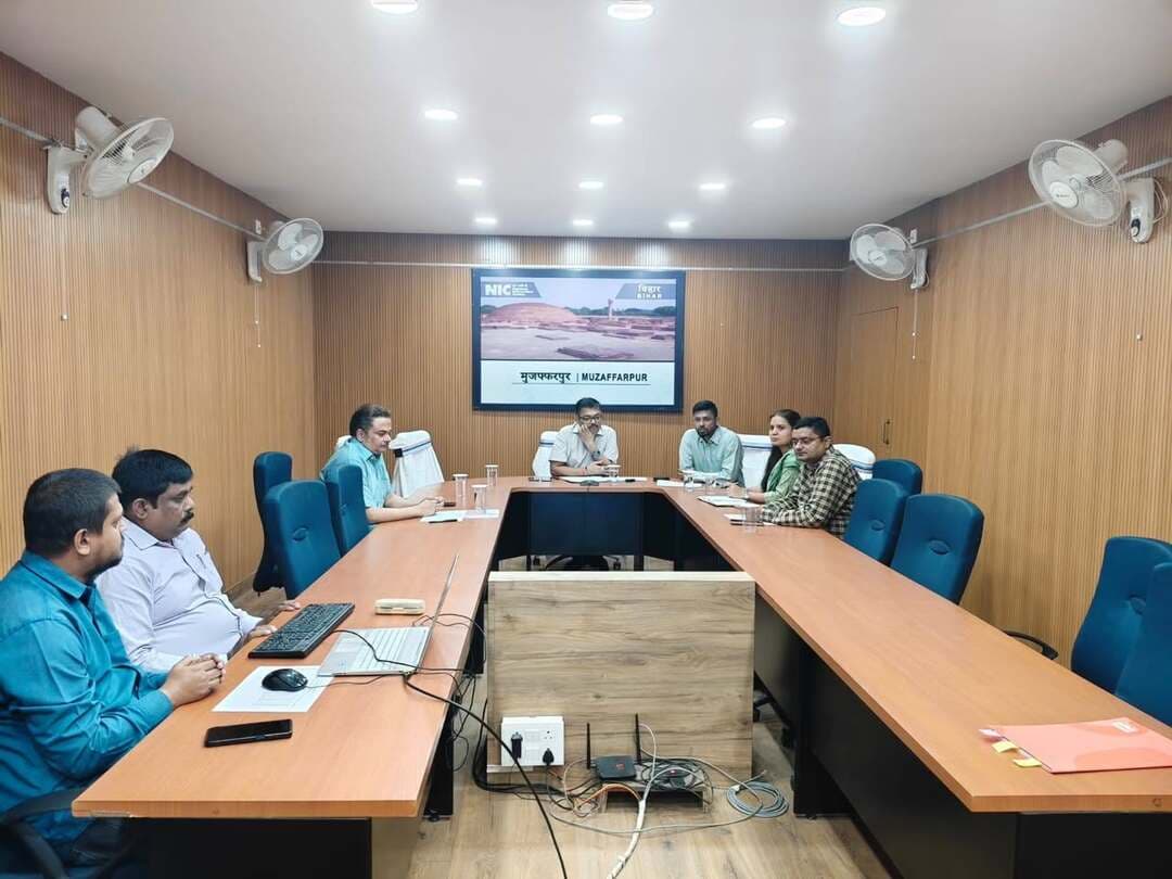 तिरहुत शिक्षक निर्वाचन 2026: मतदान कर्मियों का तीसरा और मतगणना कर्मियों का दूसरा रैंडमाइजेशन संपन्न, 23 अक्टूबर को होगा मतदान
मुजफ्फरपुर में बिहार विधान परिषद निर्वाचन, 2026 को लेकर प्रशासनिक तैयारियां तेज हो गई हैं। इसी क्रम में बुधवार, 21 अक्टूबर को तिरहुत शिक्षक निर्वाचन क्षेत्र के प्रेक्षक कौशल किशोर, भा.प्र.से. की उपस्थिति में मतदान एवं मतगणना कर्मियों का रैंडमाइजेशन किया गया।
जिला सूचना एवं विज्ञान केंद्र यानी एनआईसी, मुजफ्फरपुर में मतदान कर्मियों का तृतीय रैंडमाइजेशन तथा मतगणना कर्मियों का द्वितीय रैंडमाइजेशन संपन्न हुआ। इस दौरान जिला निर्वाचन पदाधिकारी-सह-जिलाधिकारी कुमार गौरव भी उपस्थित रहे।
भारत निर्वाचन आयोग द्वारा निर्धारित मानकों एवं प्रक्रियाओं के अनुसार यह पूरी प्रक्रिया संपन्न कराई गई। इसका उद्देश्य निर्वाचन कार्य में पारदर्शिता बनाए रखते हुए मतदान एवं मतगणना से जुड़ी व्यवस्थाओं को व्यवस्थित करना है।
इस अवसर पर उप मुख्य निर्वाचन पदाधिकारी, तिरहुत प्रमंडल, मुजफ्फरपुर-सह-उप निर्वाचन पदाधिकारी सत्यप्रिय कुमार, कार्मिक कोषांग के नोडल पदाधिकारी, जिला सूचना एवं विज्ञान पदाधिकारी तथा अन्य संबंधित पदाधिकारी भी मौजूद रहे।
निर्धारित कार्यक्रम के अनुसार, 23 अक्टूबर को सुबह 8 बजे से शाम 4 बजे तक मतदान होगा, जबकि 27 अक्टूबर को मतगणना की जाएगी।
चुनाव को निष्पक्ष, पारदर्शी एवं व्यवस्थित ढंग से संपन्न कराने के लिए जिला प्रशासन द्वारा आवश्यक तैयारियां की जा रही हैं।
#TirhutNow #MuzaffarpurNews #TirhutTeacherElection #BiharElection2026 #ElectionUpdate