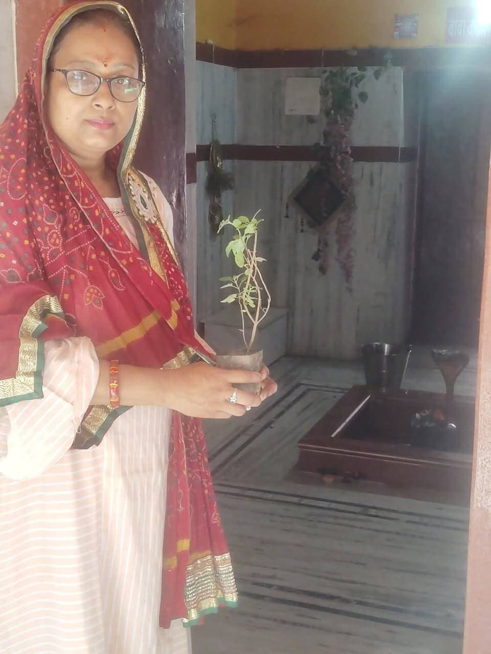 नवरात्रि पर मारवाड़ी युवा मंच संस्कृति शाखा की अनूठी पहल, 9 मंदिरों में लगाए 9 तुलसी के पौधे 🌿🙏
नवरात्रि के पावन अवसर पर मारवाड़ी युवा मंच, मुजफ्फरपुर संस्कृति शाखा की ओर से आस्था, प्रकृति संरक्षण और सामाजिक सेवा का सुंदर संदेश दिया गया। शाखा की कार्यक्रम संयोजिका मेघा सिस्का के नेतृत्व में नौ मंदिरों में नौ तुलसी के पौधे लगाकर एक सराहनीय पहल की गई।
इस पहल के माध्यम से धार्मिक आस्था के साथ-साथ पर्यावरण संरक्षण के महत्व को भी रेखांकित किया गया। तुलसी का पौधा भारतीय संस्कृति और परंपरा में विशेष स्थान रखता है। ऐसे में नवरात्रि के शुभ अवसर पर मंदिरों में तुलसी के पौधे लगाना प्रकृति के प्रति प्रेम और समाज के प्रति जिम्मेदारी का प्रतीक है।
मारवाड़ी युवा मंच, मुजफ्फरपुर संस्कृति शाखा का यह प्रयास समाज में सकारात्मकता, सेवा भावना और पर्यावरण के प्रति जागरूकता बढ़ाने की दिशा में प्रेरणादायक है।
धार्मिक आस्था के साथ प्रकृति की रक्षा का यह संदेश निश्चित रूप से लोगों को पर्यावरण संरक्षण के लिए प्रेरित करेगा।
#TirhutNow #MarwariYuvaManch #NavratriSpecial #पर्यावरणसंरक्षण #जयमातादी