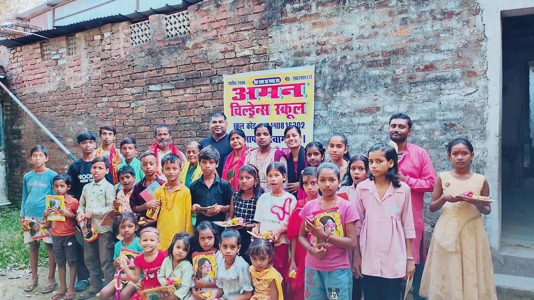 नवरात्रि पर सेवा की मिसाल: अमन चिल्ड्रन स्कूल में मुस्कान केशरी ने बच्चों के बीच बांटे उपहार, खिले नन्हे-मुन्नों के चेहरे
नवरात्रि के पावन अवसर पर मुजफ्फरपुर में समाजसेवा और बच्चों के प्रति स्नेह की खूबसूरत तस्वीर देखने को मिली। समाजसेविका मुस्कान केशरी ने अमन चिल्ड्रन स्कूल में उपहार वितरण कार्यक्रम आयोजित कर बच्चों के बीच खुशियां बांटीं।
इस अवसर पर स्कूली बच्चों को कॉपी, पेंसिल, केला और बिस्कुट वितरित किए गए। उपहार पाकर बच्चों के चेहरे खुशी से खिल उठे। इस पहल के माध्यम से बच्चों को शिक्षा के प्रति प्रोत्साहित करने और उनके बीच उत्साह बढ़ाने का संदेश दिया गया।
कार्यक्रम में विद्यालय की प्राचार्या बबीता, निदेशक अनिल कुमार, प्रसिद्ध कठपुतली कलाकार सुनील कुमार एवं उनकी माता विशेष रूप से उपस्थित रहे। वहीं, एम. एस. केशरी पब्लिकेशन की सक्रिय सदस्य दीपा श्रीवास्तव, उनके पुत्र आदित्य श्रीवास्तव, बहू अभिप्रिया श्रीवास्तव सहित कई गणमान्य लोग भी कार्यक्रम में शामिल हुए।
कार्यक्रम के दौरान बच्चों ने नवरात्रि पर आधारित सांस्कृतिक प्रस्तुतियां देकर उपस्थित लोगों का मन मोह लिया। पूरा आयोजन उत्साह और उल्लास से भरपूर रहा।
इस मौके पर मुस्कान केशरी ने कहा कि ऐसे आयोजन बच्चों में शिक्षा के प्रति जागरूकता और उत्साह बढ़ाने में महत्वपूर्ण भूमिका निभाते हैं।
नवरात्रि के इस पावन अवसर पर बच्चों के बीच खुशियां बांटने की यह पहल समाजसेवा और मानवीय संवेदना का सुंदर संदेश देती है।
#TirhutNow #MuzaffarpurNews #MuskanKeshari #NavratriSpecial #SocialService