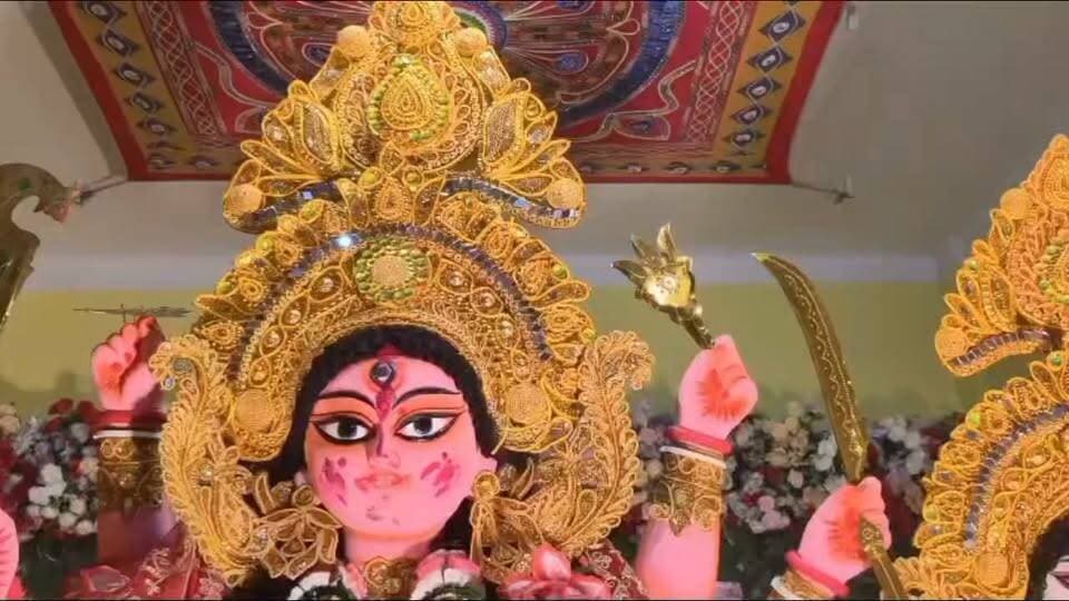 बेटी बनकर आती हैं मां दुर्गा, विदाई में छलकीं आंखें, सिंदूर खेला में दिखा आस्था और परंपरा का संगम