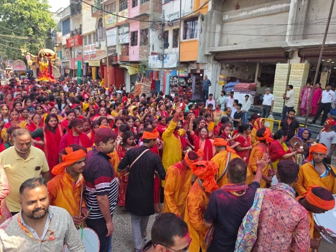 डोली पर विदा हुईं बड़ी देवी, सिपाही घाट पर देर रात तक जारी है प्रतिमा विसर्जन ..
खबर कमेंट बॉक्स में