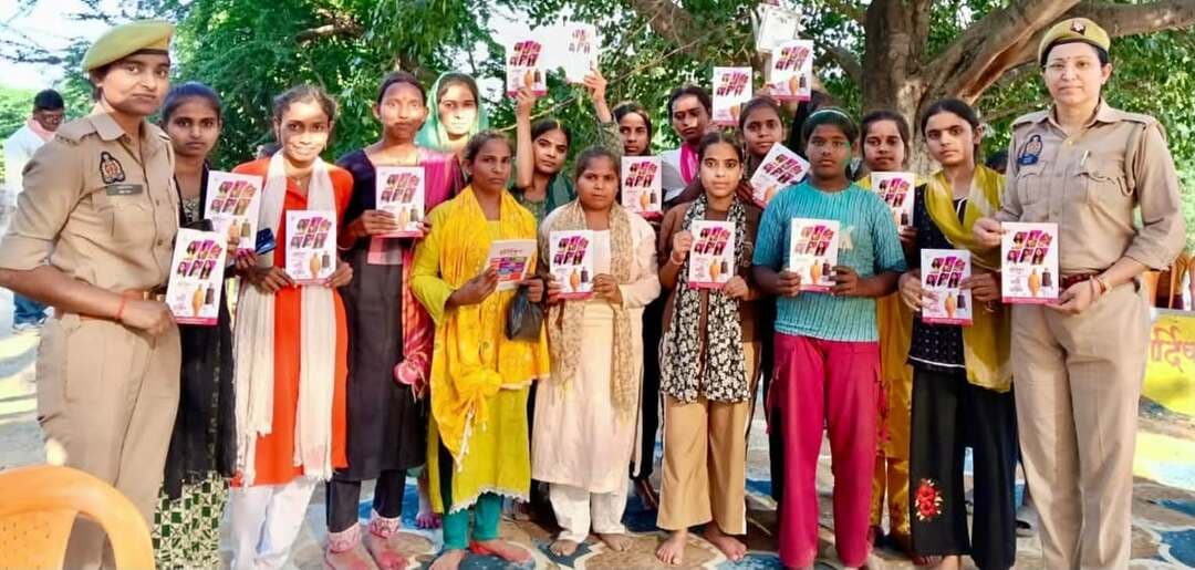 बाराबंकी पुलिस ने मिशन शक्ति फेज-6 के तहत महिलाओं को सुरक्षा व हेल्पलाइन नंबरों की दी जानकारी!
शारदीय नवरात्र पर SP रवीना त्यागी के निर्देशन में सभी थानों में मिशन शक्ति केंद्र द्वारा महिलाओं को सुरक्षा, सम्मान व स्वावलंबन के प्रति जागरूक किया गया और सरकारी हेल्पलाइन नंबरों की जानकारी दी गई।
#Barabanki #MissionShakti #WomenSafety #UPPolice