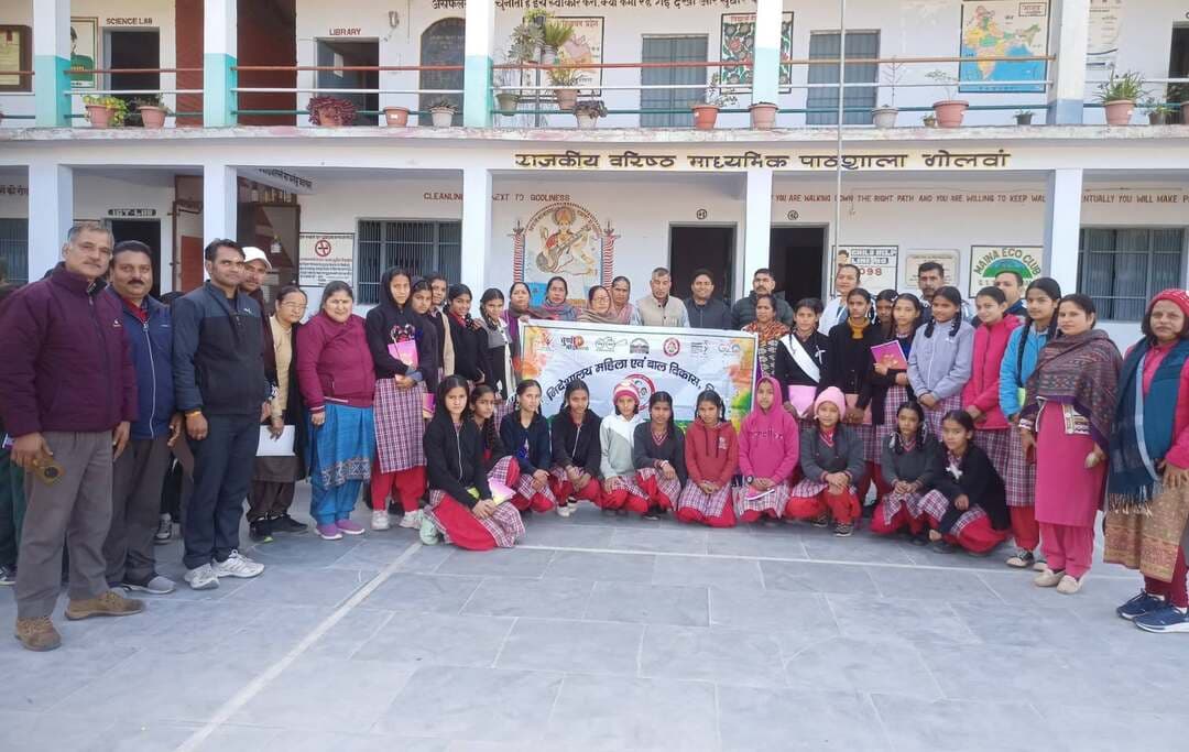 अपना विद्यालय कार्यक्रम के तहत सीडीपीओ चौंतड़ा ने गोलवां स्कूल के बच्चों को दी लक्ष्य निर्धारण की सीख
मंडी।अपना विद्यालय' कार्यक्रम के अंतर्गत सीडीपीओ चौंतड़ा ने राजकीय वरिष्ठ माध्यमिक विद्यालय गोलवां का दौरा किया। इस दौरान उन्होंने विद्यार्थियों को जीवन में लक्ष्य निर्धारित कर आगे बढ़ने के लिए प्रेरित किया। सीडीपीओ ने छात्रों को कहा कि कठिन परिश्रम,अनुशासन और आत्मविश्वास ही सफलता की कुंजी है। उन्होंने विद्यार्थियों को विभागीय योजनाओं की जानकारी दी और समाज को नशा मुक्त बनाने तथा स्वस्थ जीवन शैली अपनाने का आह्वान किया। इस मौके पर आंगनबाड़ी पर्यवेक्षक ने भी व्यक्तिगत स्वच्छता और विभिन्न योजनाओं पर प्रकाश डाला। विद्यालय के प्रधानाचार्य अजय राठौर ने इस कार्यक्रम की सराहना करते हुए कहा कि ऐसे संवाद विद्यार्थियों को किताबी ज्ञान से परे व्यवहारिक सीख देते हैं। उन्होंने सीडीपीओ और विभाग का आभार व्यक्त किया। इस अवसर पर विद्यालय का समस्त स्टाफ मौजूद रहा।