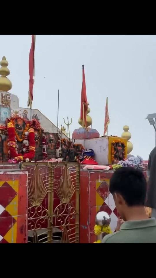 मंडी जिला के जंजैहली की ऊंची चोटी में विराजमान मां शिकारी देवी के दरबार में सुबह की पहली हाजरी चरणों में प्रणाम नमन
#devbhoomilivehp #everyonehighlightsfollowers #nonfollowersviewersfollowers #highlight2026 #reelschallenge