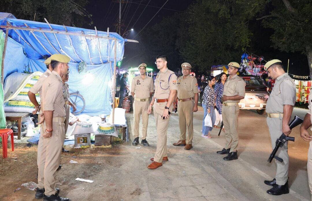 शाहजहांपुर: पुलिस अधीक्षक ने ओसीएफ रामलीला मेला में सुरक्षा व्यवस्थाओं का निरीक्षण कर दिए आवश्यक दिशा निर्देश।