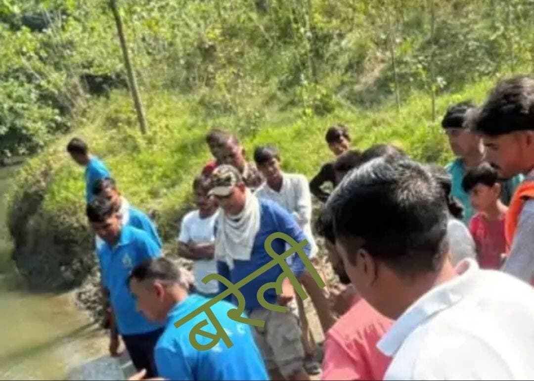 बरेली: शीशगढ़ थाना क्षेत्र में नदी पार करते समय तेज बहाव में बहे युवक अनिल कुमार का शव बुधवार शाम को मिला है। पुलिस और ग्रामीणों ने दो दिन तक उसकी तलाश की थी।
बंजिरिया गांव के रहने वाले अनिल कुमार सोमवार को काम से घर लौट रहे थे। नदी पार करते समय उनका संतुलन बिगड़ा और वह पानी के तेज बहाव में बह गए।