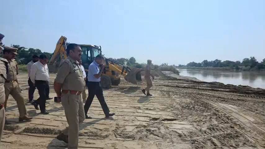 🚨 बलरामपुर में प्रतिमा विसर्जन को लेकर प्रशासन अलर्ट!
📍 सिसई घाट पहुंचे जिलाधिकारी डॉ. विपिन कुमार जैन और एसपी मार्तंड प्रकाश सिंह।
✅ घाट पर साफ-सफाई और मजबूत बैरिकेडिंग के निर्देश
✅ फ्लड पीएसी की तैनाती और जल सुरक्षा पर जोर
✅ लाइफ जैकेट, रस्सियों और बचाव उपकरणों की व्यवस्था
✅ पर्याप्त प्रकाश व्यवस्था और सुगम आवागमन की तैयारी
✅ भीड़ नियंत्रण एवं यातायात व्यवस्था को लेकर पुलिस सतर्क
डीएम ने स्पष्ट निर्देश दिए कि प्रतिमा विसर्जन से पहले सभी तैयारियां पूरी कर ली जाएं। श्रद्धालुओं की सुरक्षा में किसी भी स्तर पर लापरवाही बर्दाश्त नहीं की जाएगी।
श्रद्धा के साथ सुरक्षा भी जरूरी, सुरक्षित विसर्जन प्रशासन की प्राथमिकता!
#बलरामपुर #BalrampurNews #DMBalrampur #SPBalrampur #प्रतिमा_विसर्जन #सिसई_घाट #जिला_प्रशासन #उत्तरप्रदेश_न्यूज #UPNews #श्रद्धालुओं_की_सुरक्षा